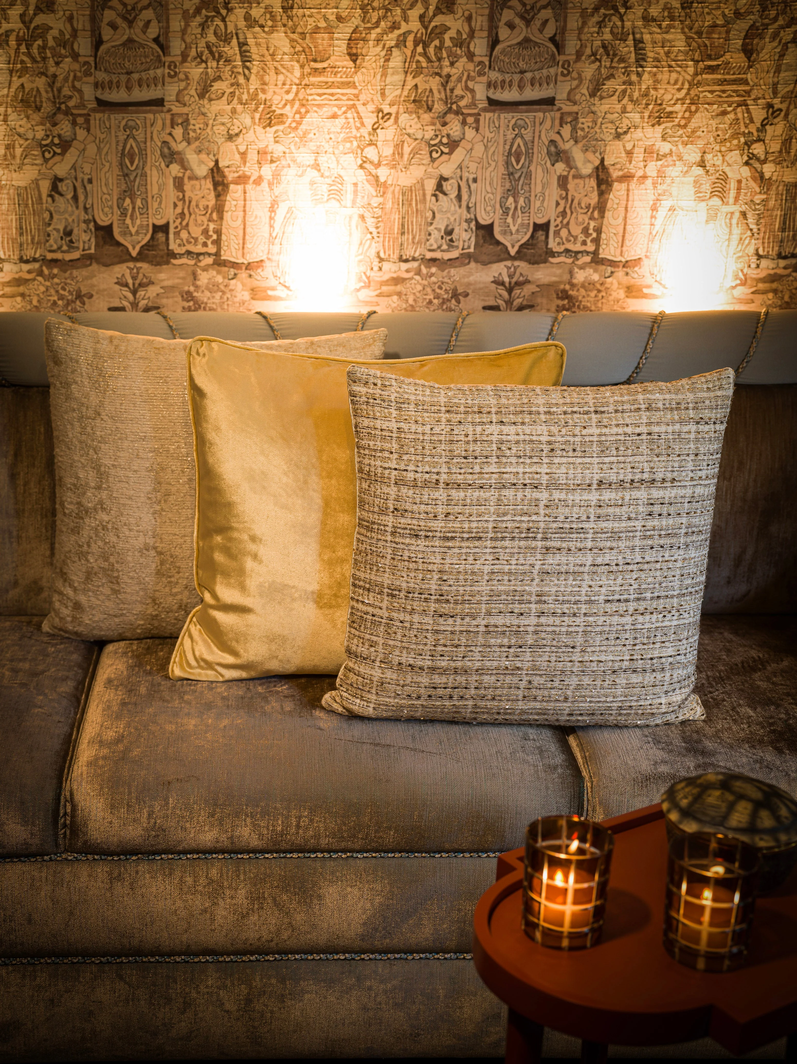 Krem Renk Parlak Dokulu Yastık