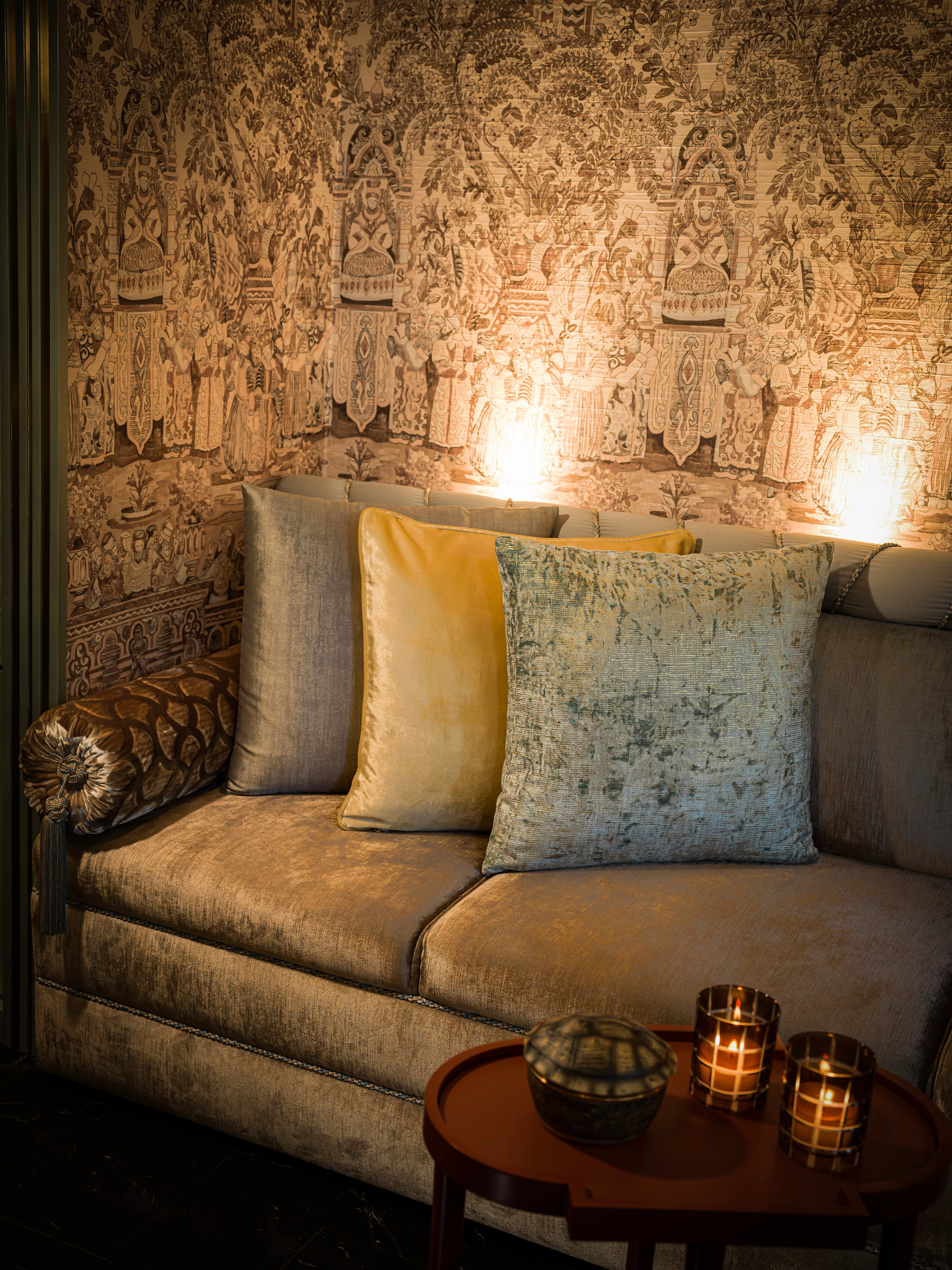 Sarı Kadife Dokulu Yastık