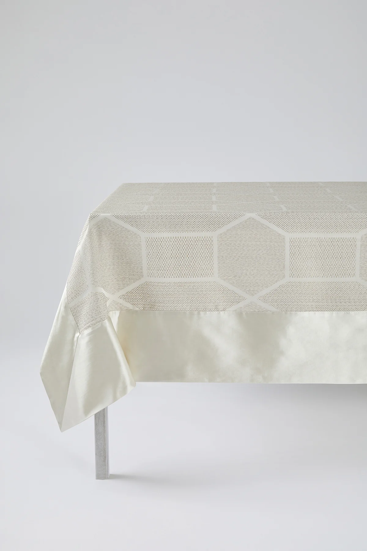 Krem Geometrik Desenli Masa Örtüsü