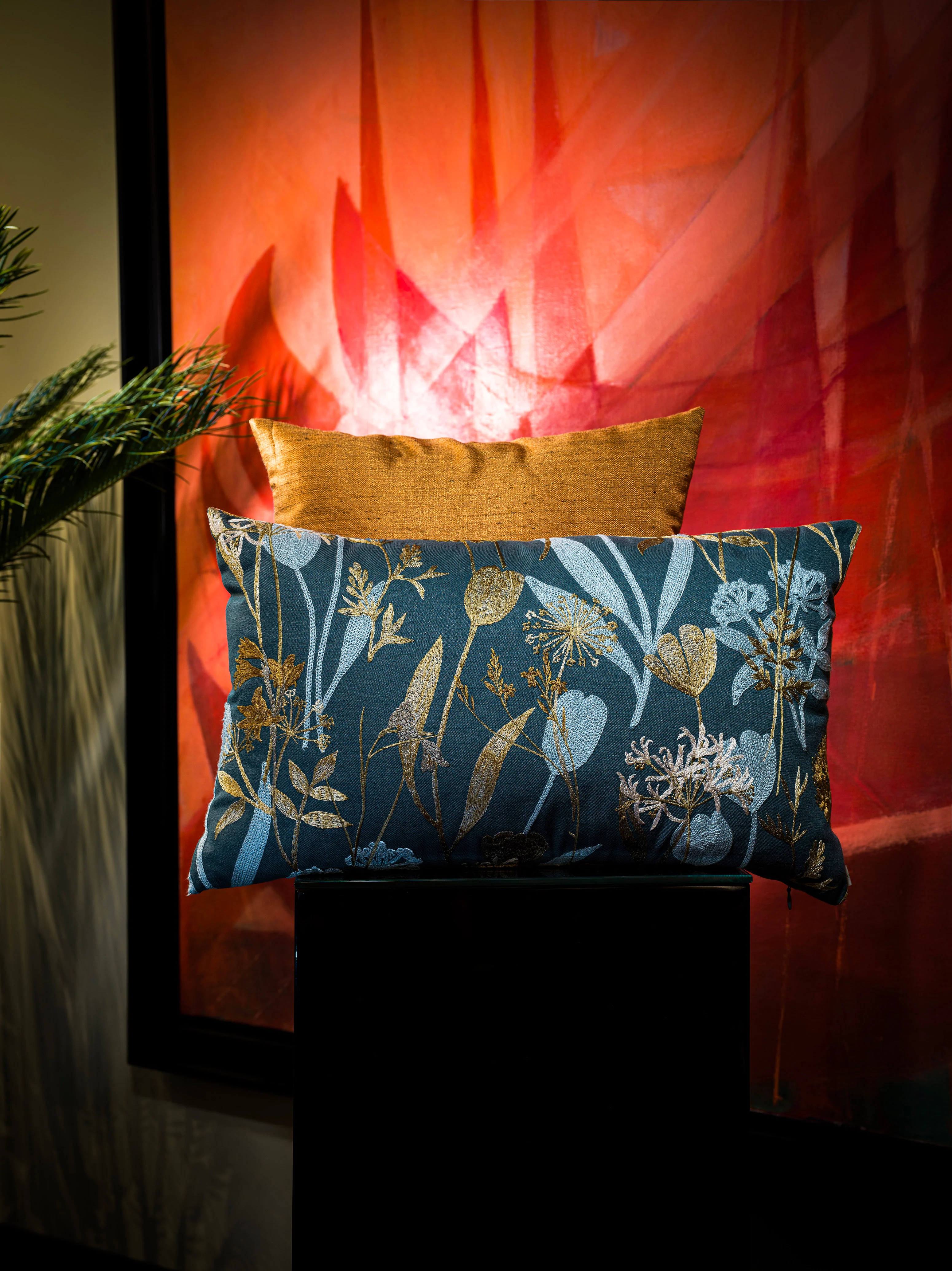 Çiçek Nakışlı Lacivert Yastık