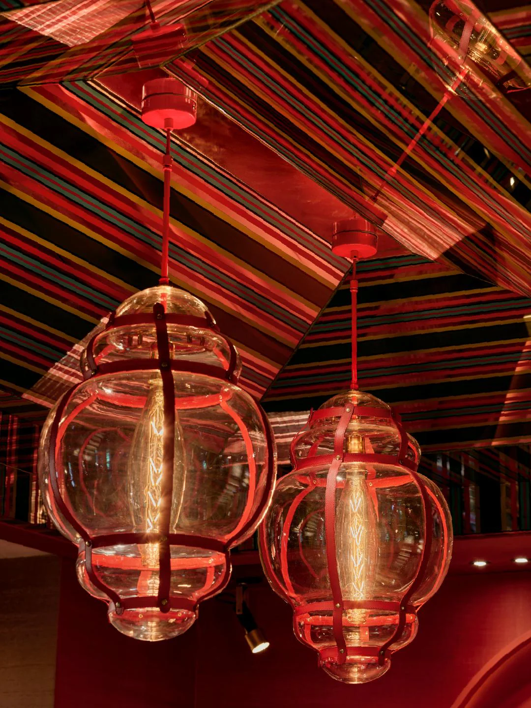 Kırmızı Deri Detaylı Cam Aydınlatma