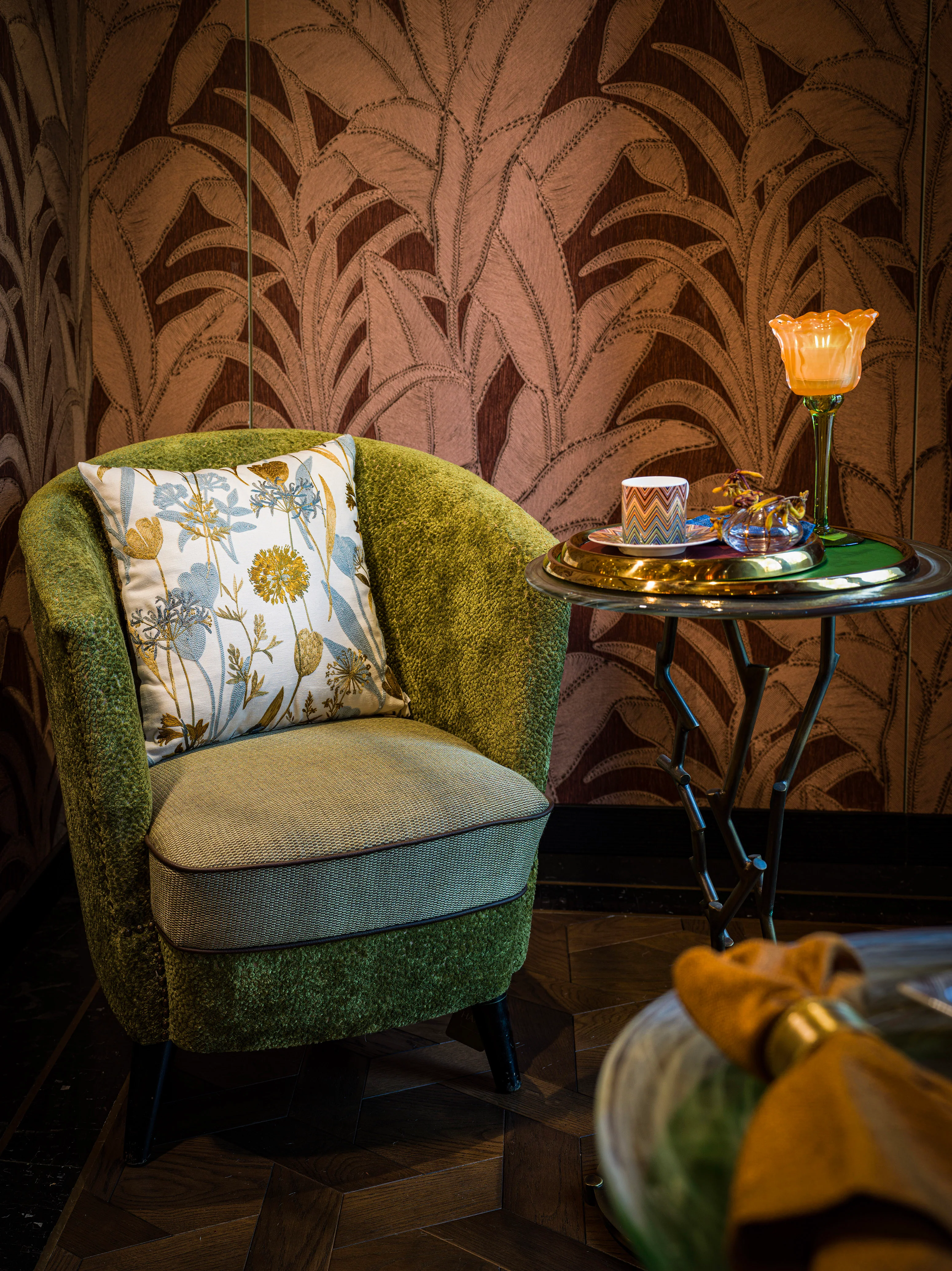 Çiçek Nakışlı Açık Mavi Yastık