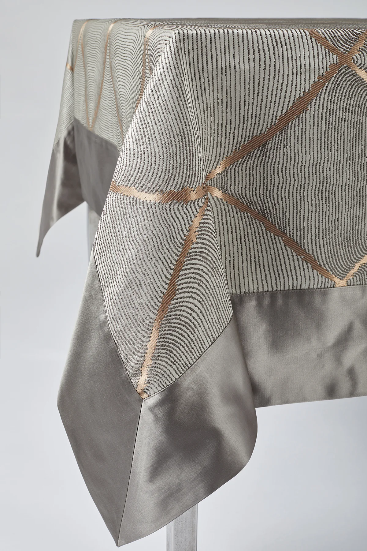 Bakırlı Açık Gri Masa Örtüsü