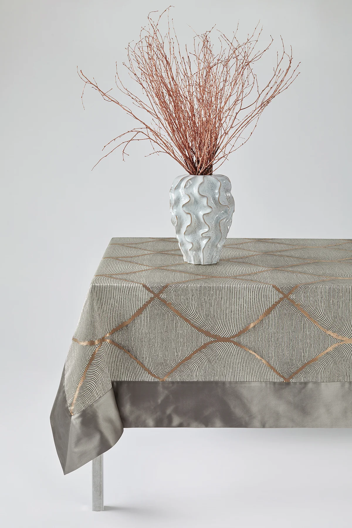 Bakırlı Açık Gri Masa Örtüsü