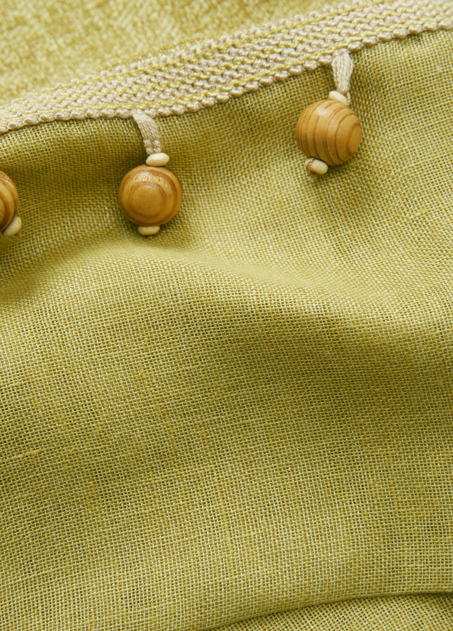 Sarı Ahşap Boncuklu Masa Örtüsü