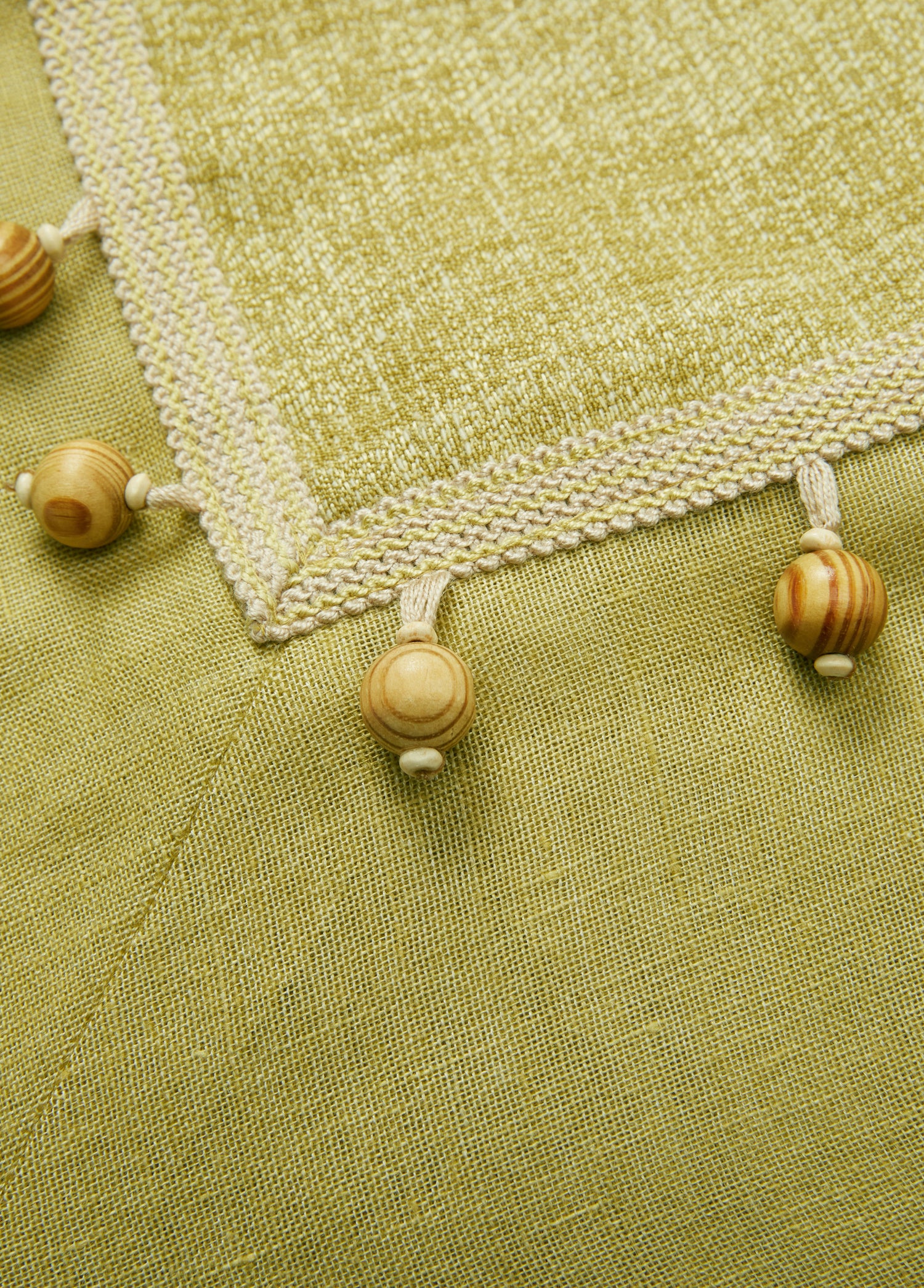 Sarı Ahşap Boncuklu Masa Örtüsü