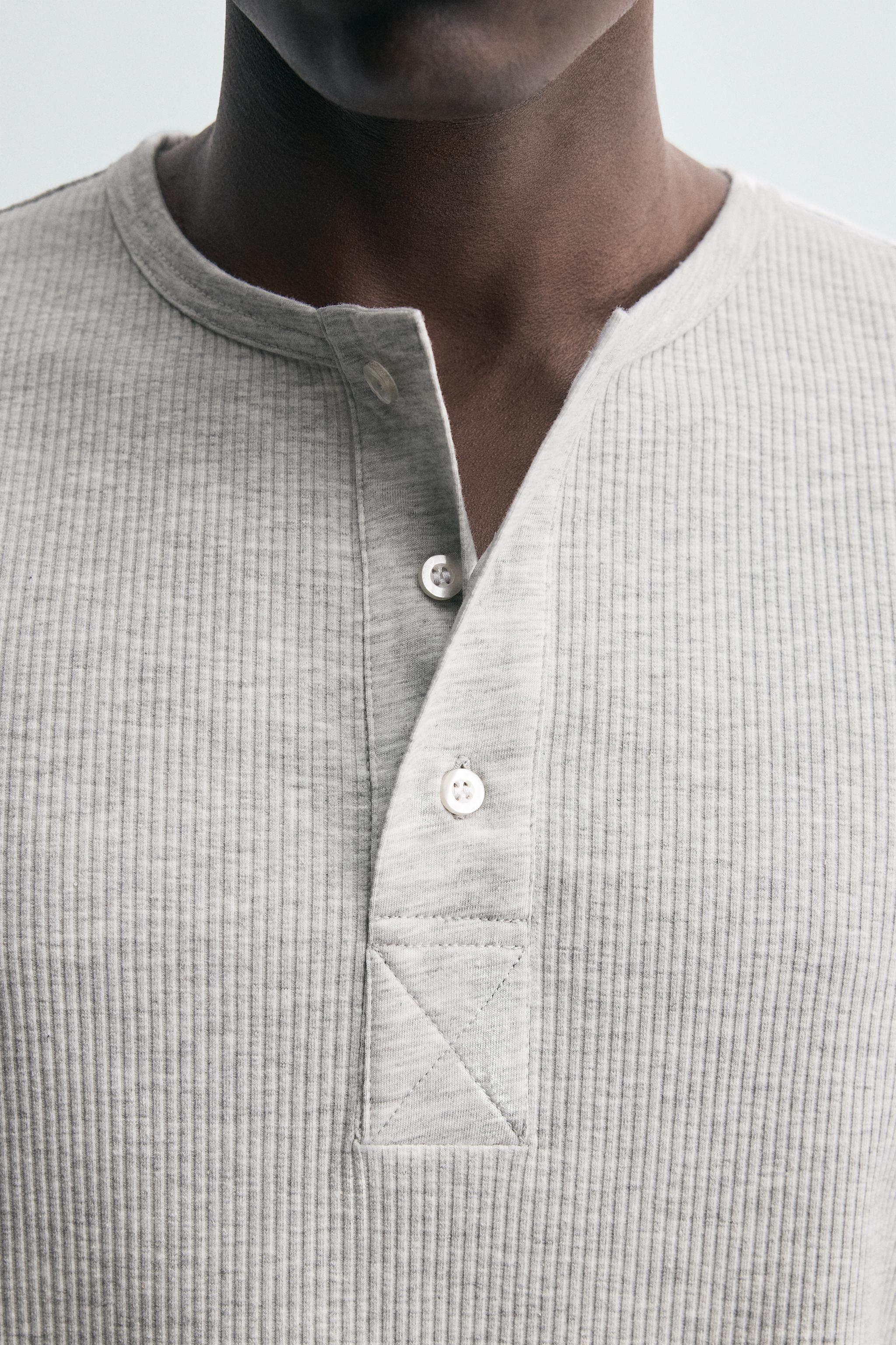 BUTTON-NECK T-SHIRT