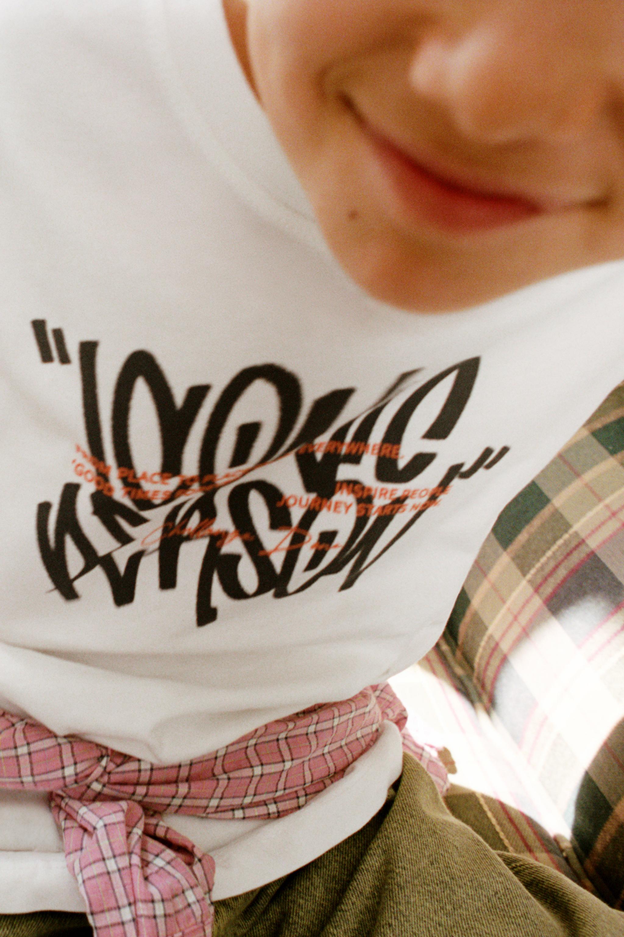 GRAFFITI PRINT T-SHIRT