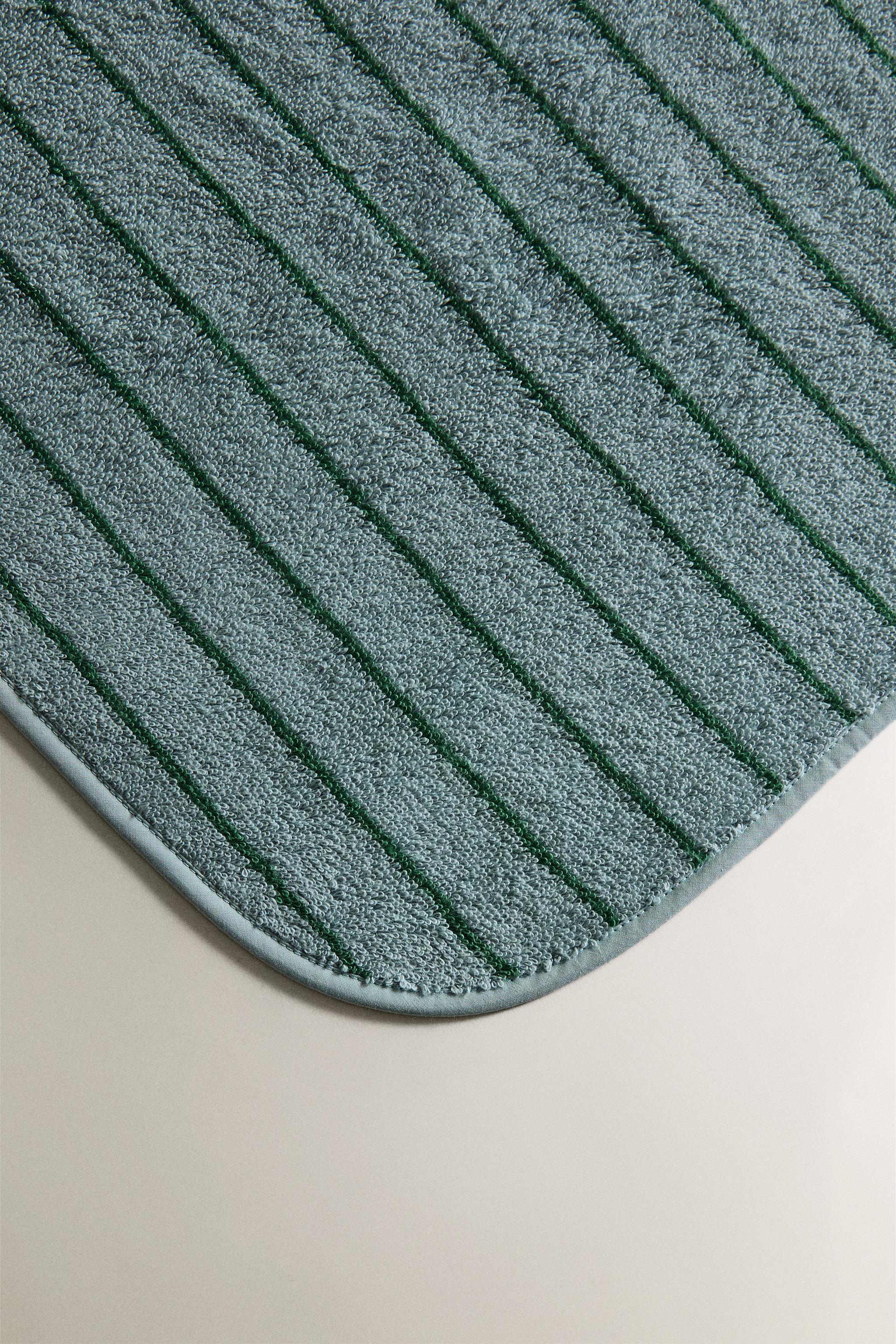 CHILDREN’S STRIPED VELOUR BATH TOWEL