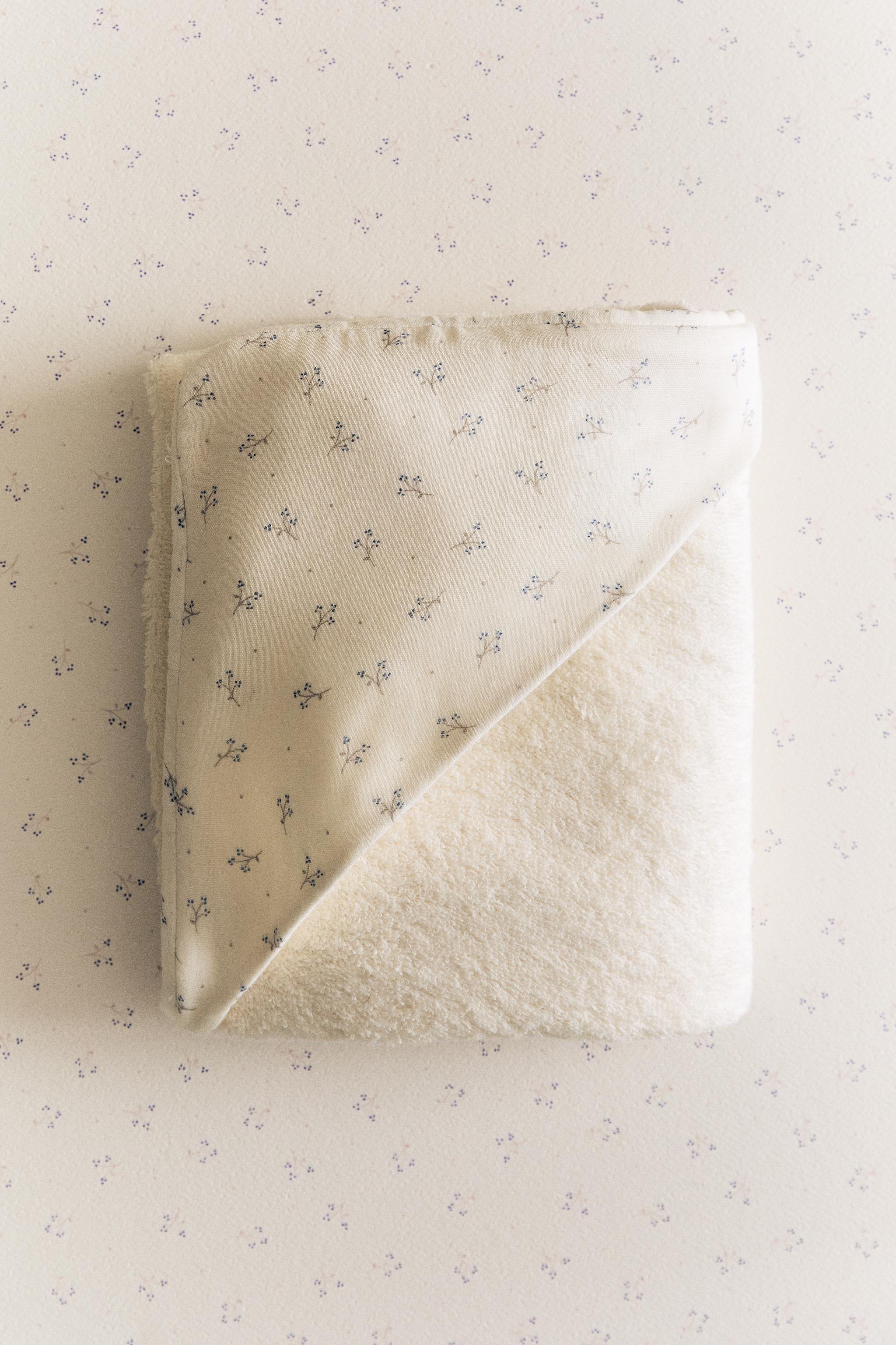 HOODED BABY BATH TOWEL WITH MINI FLOWERS