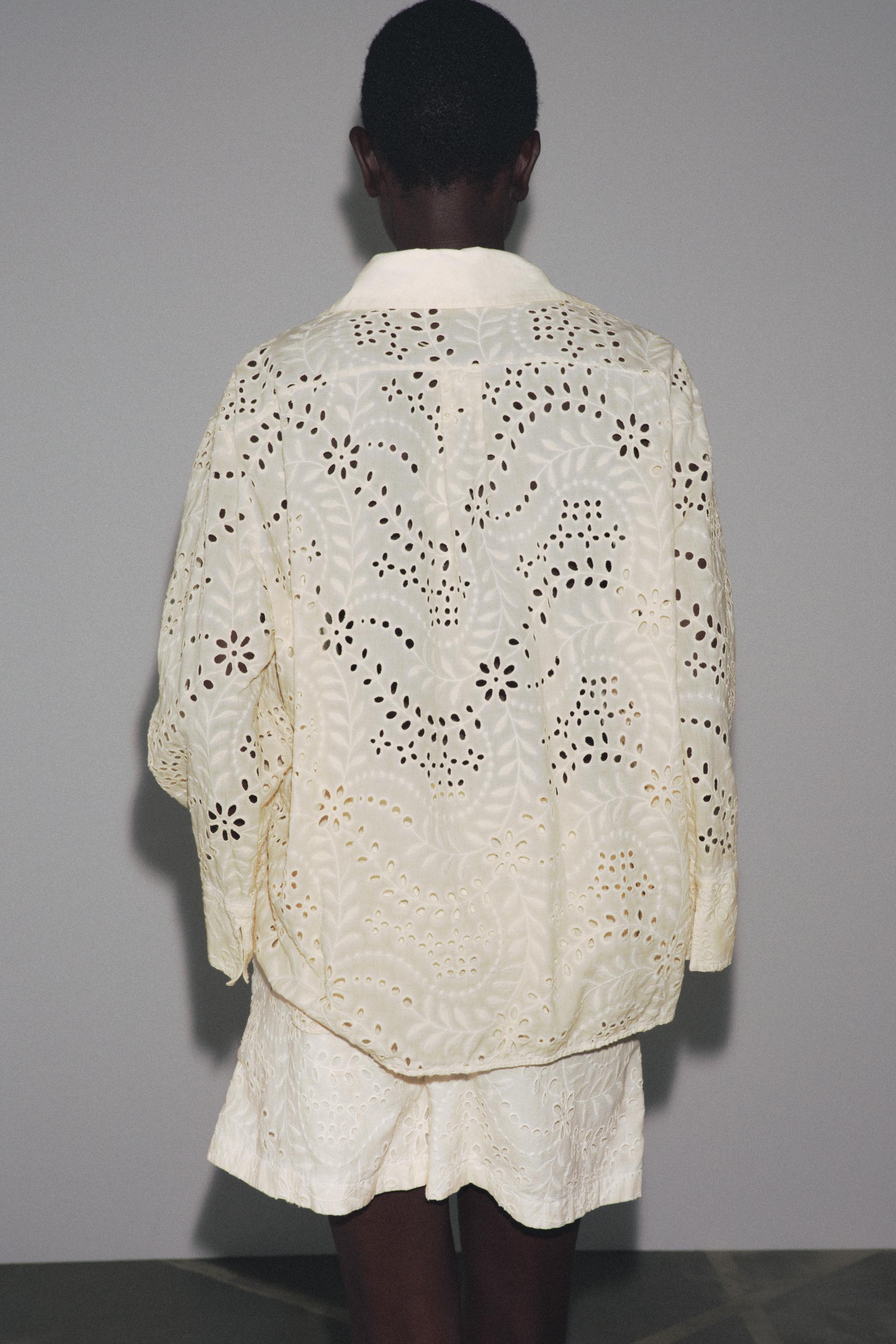 ZW COLLECTION PERFORATED EMBROIDERY BERMUDA SHORTS