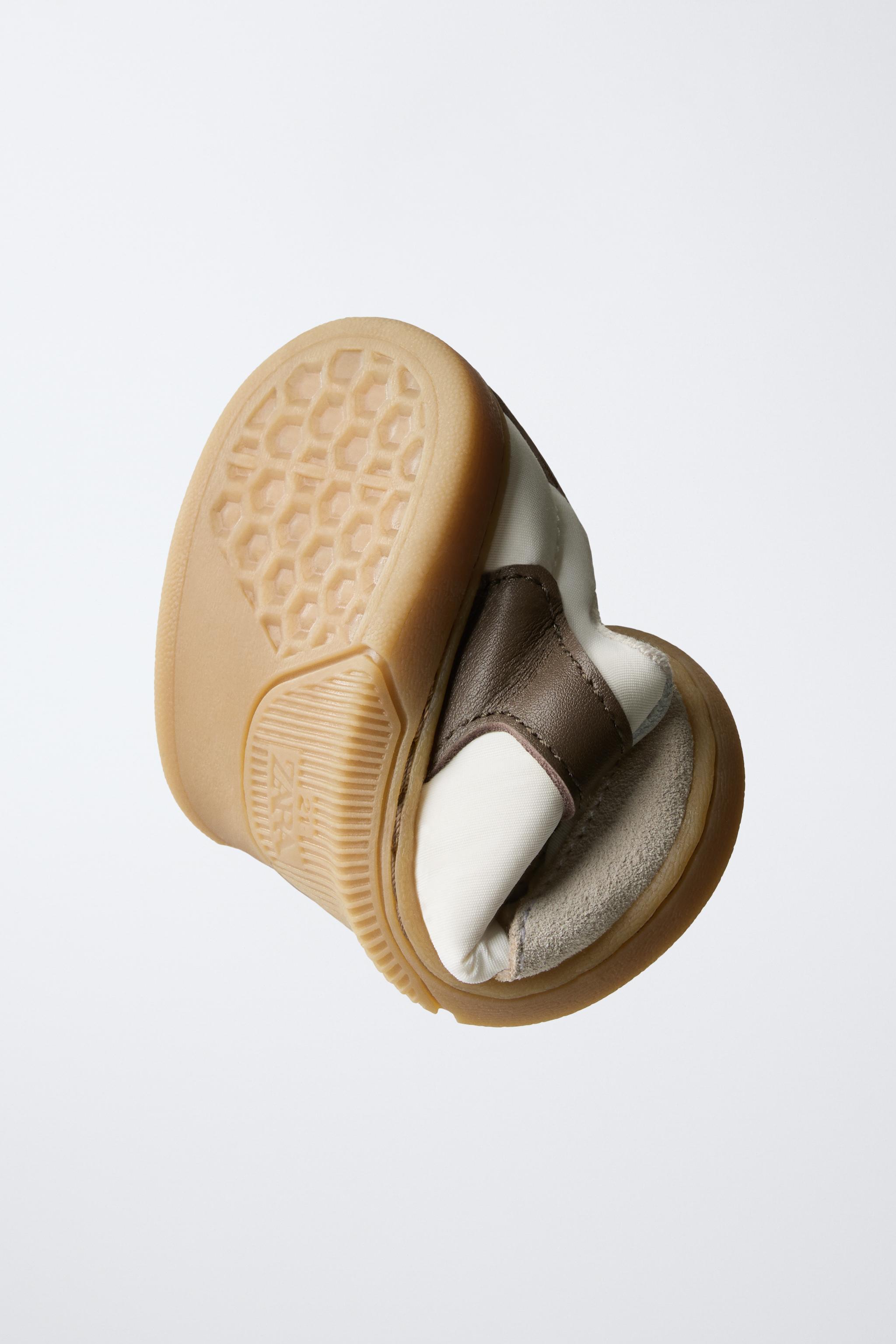 RETRO BAREFOOT SNEAKERS