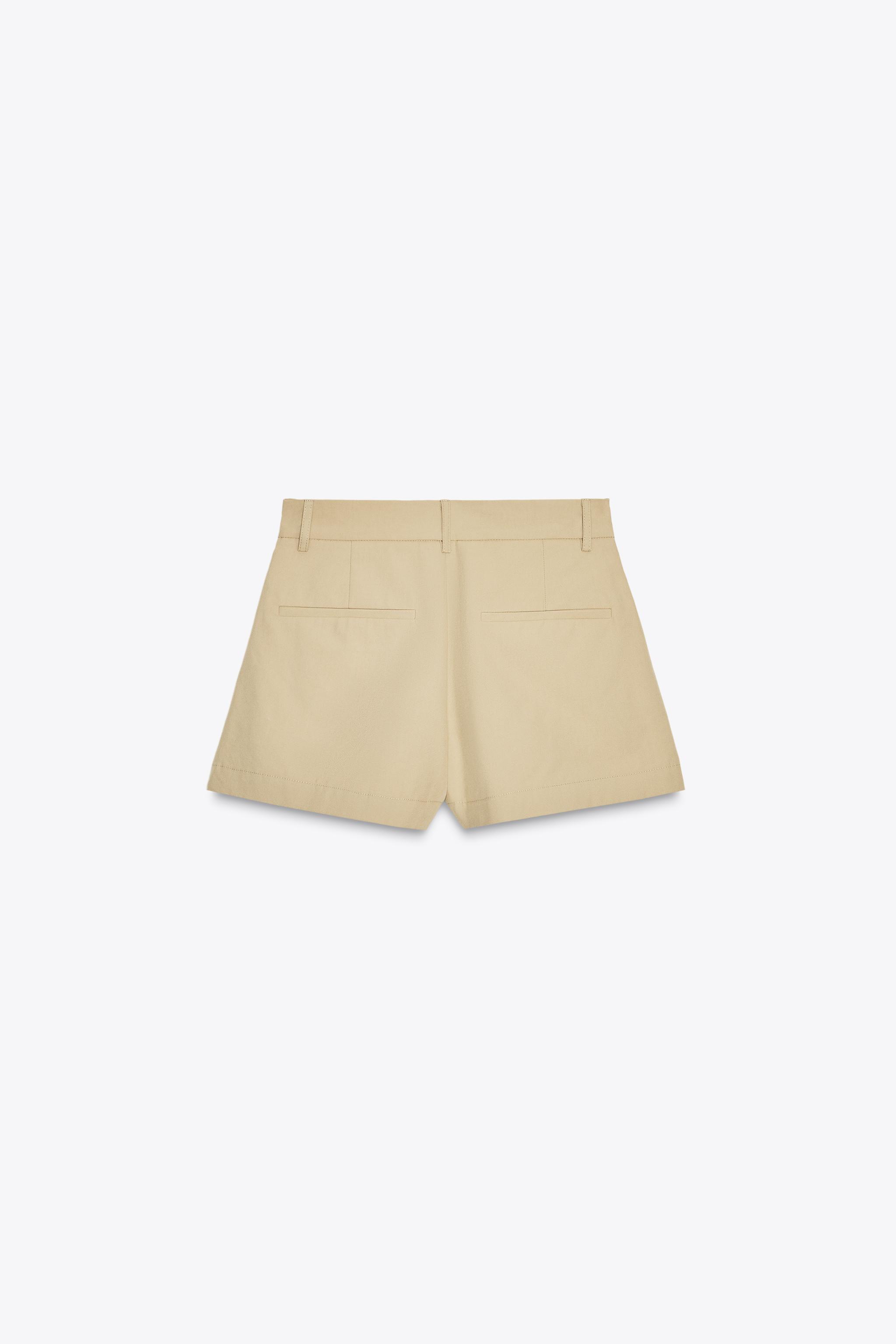 PLEATED SHORTS WITH BUTTONS