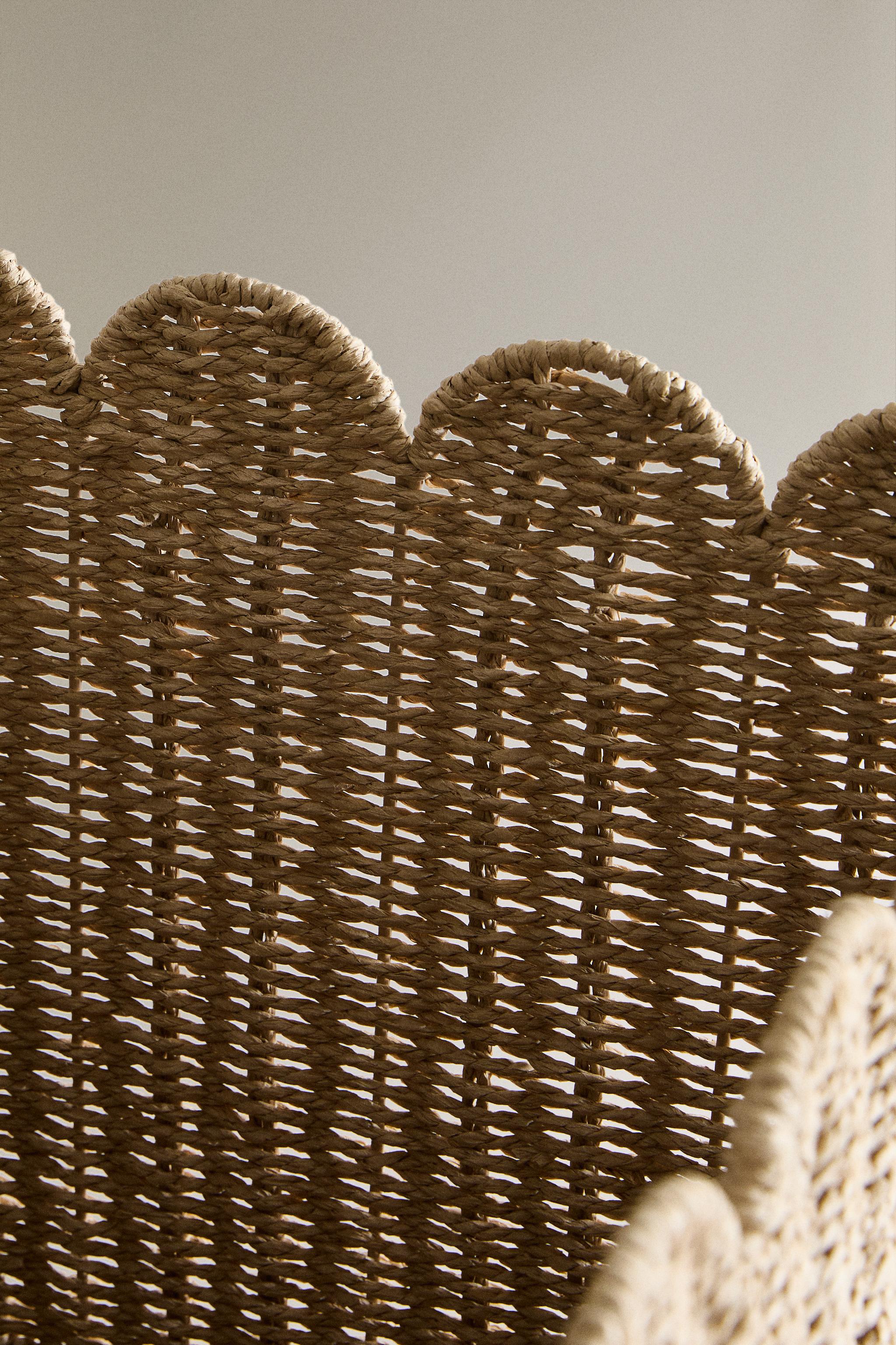 CHILDREN'S LARGE SCALLOPED BASKET