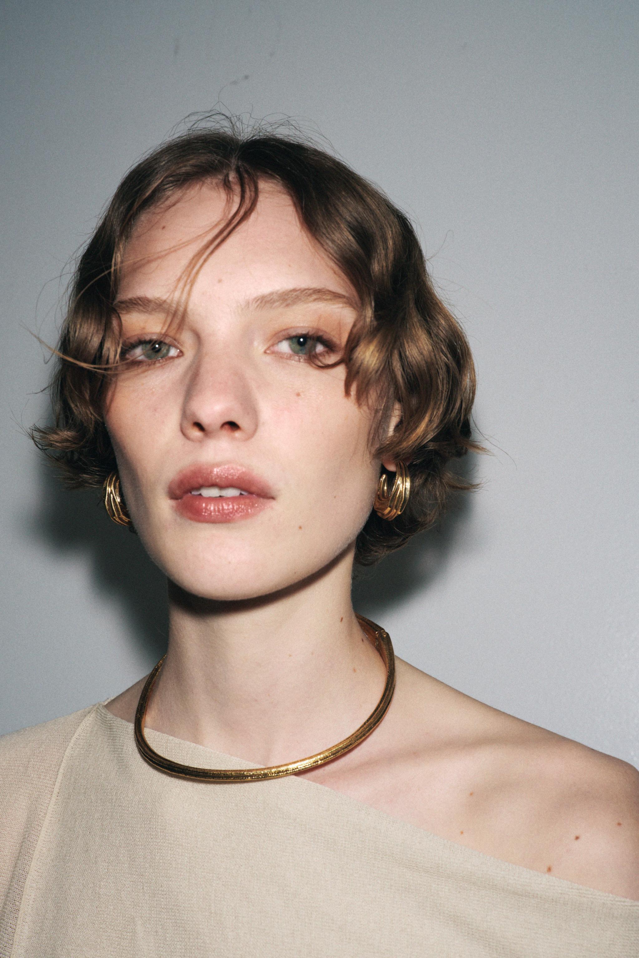 TEXTURED MEDIUM HOOP EARRINGS