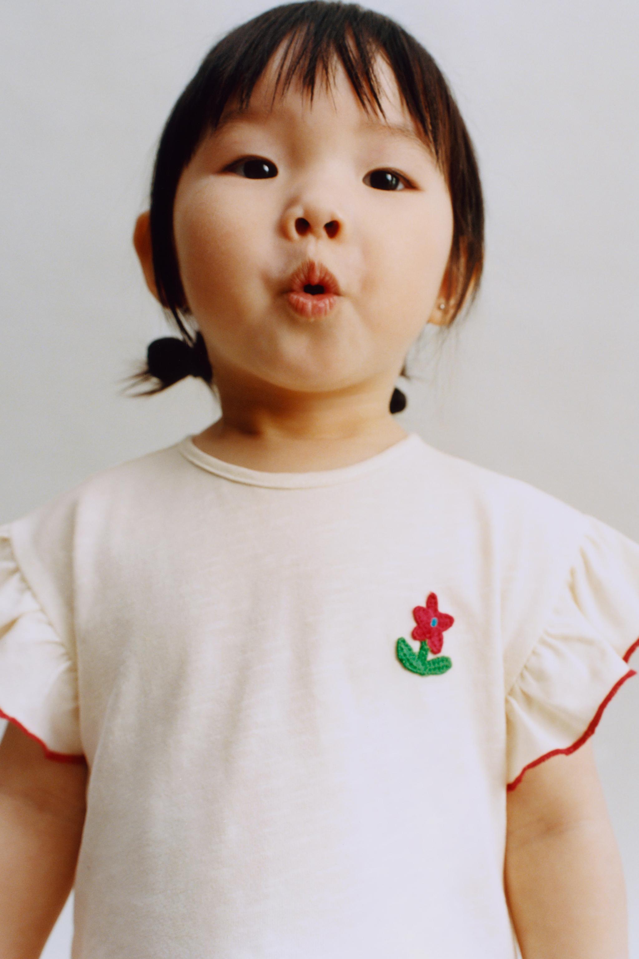 FLOWER APPLIQUÉ T-SHIRT