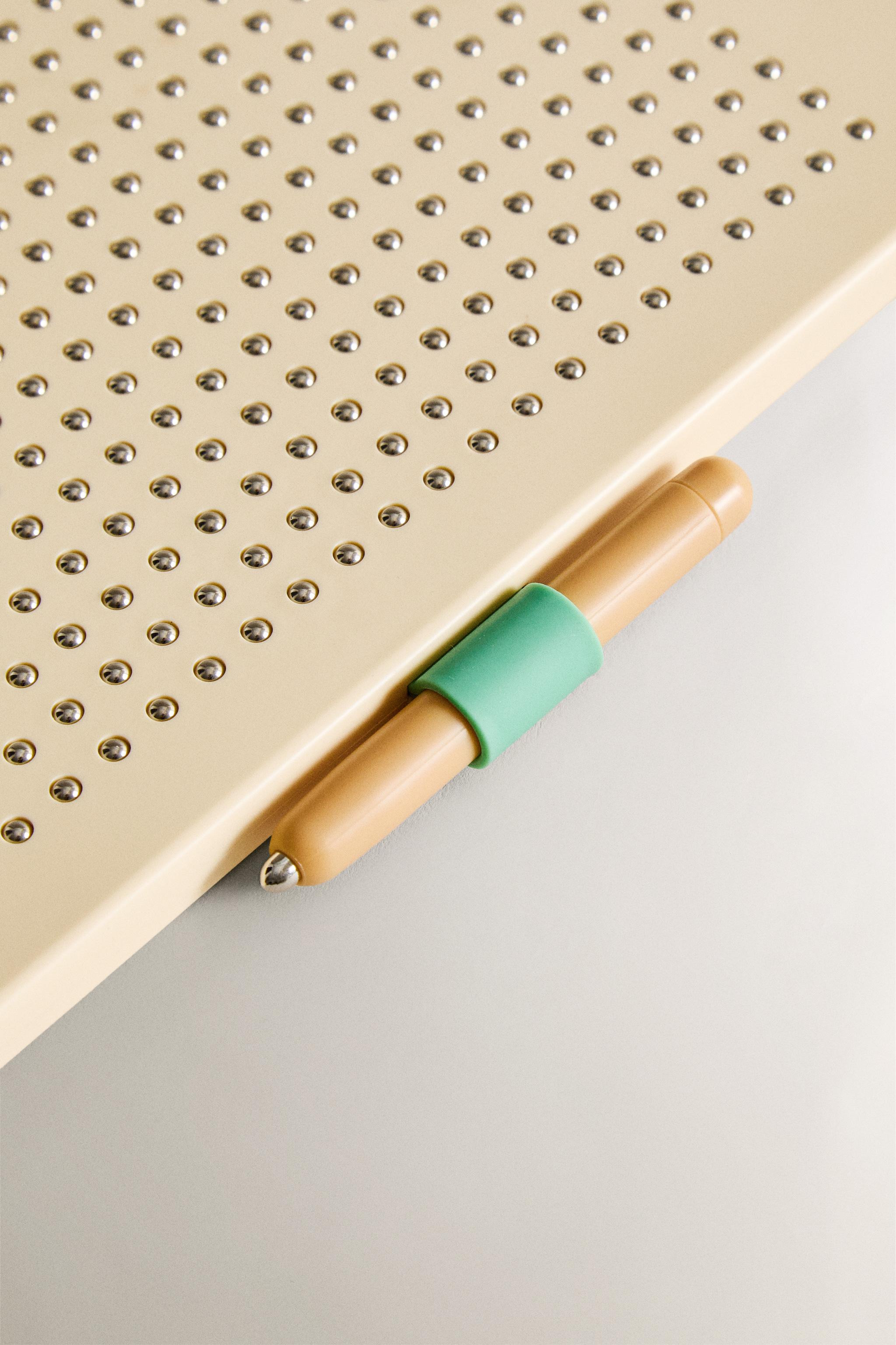 CHILDREN'S TOY MAGNETIC BOARD