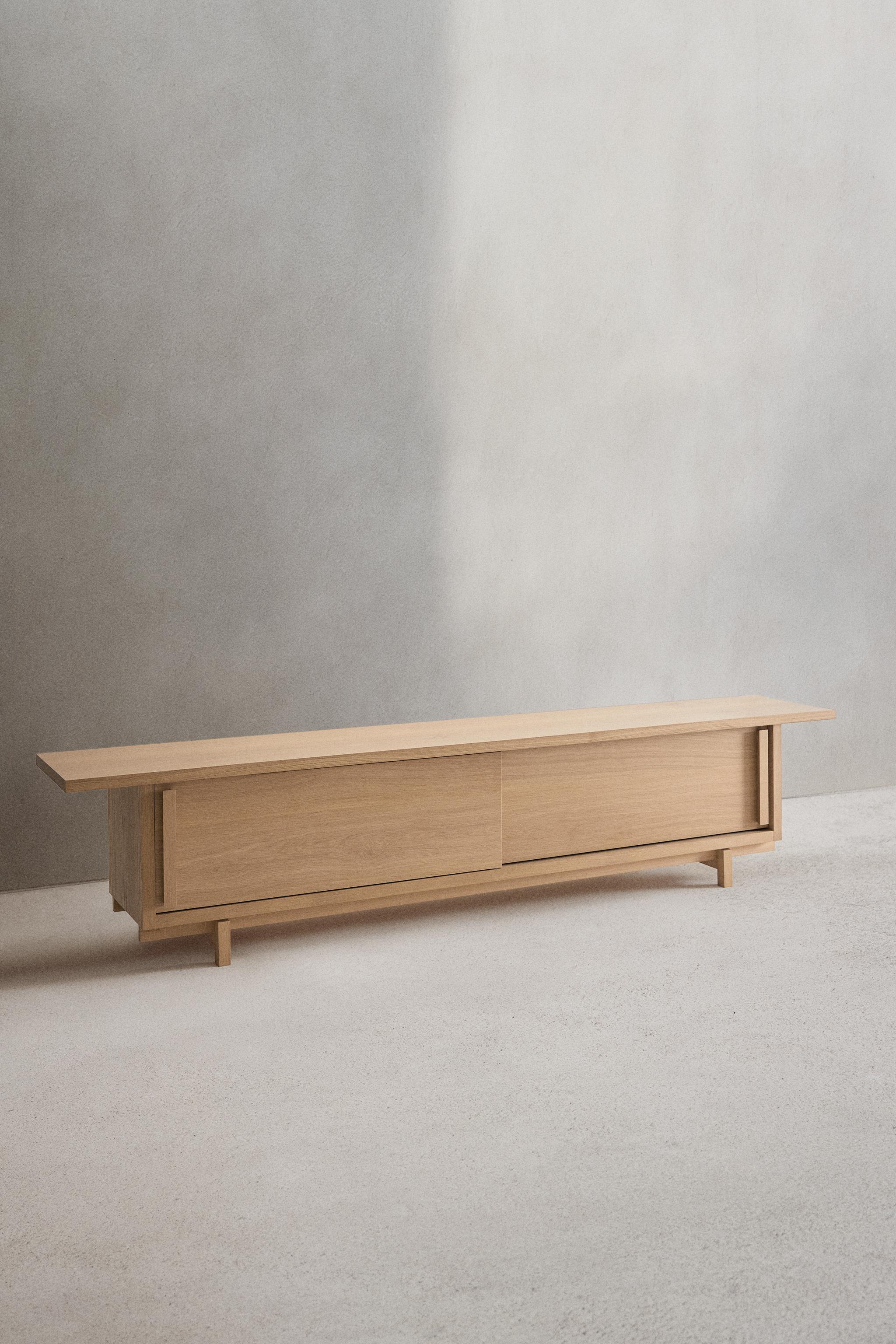 SIDEBOARD 01