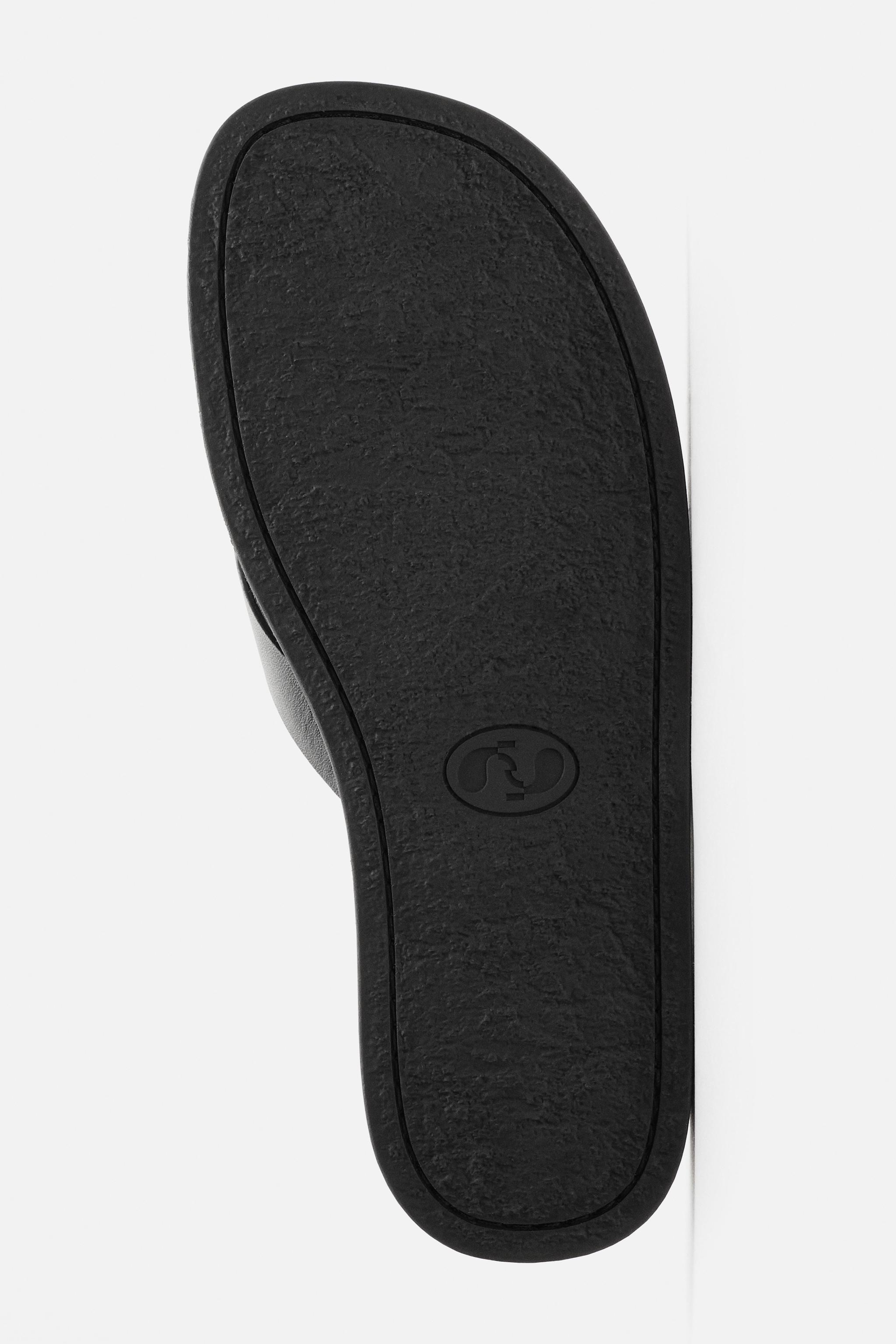 STRAPPY LEATHER SANDALS