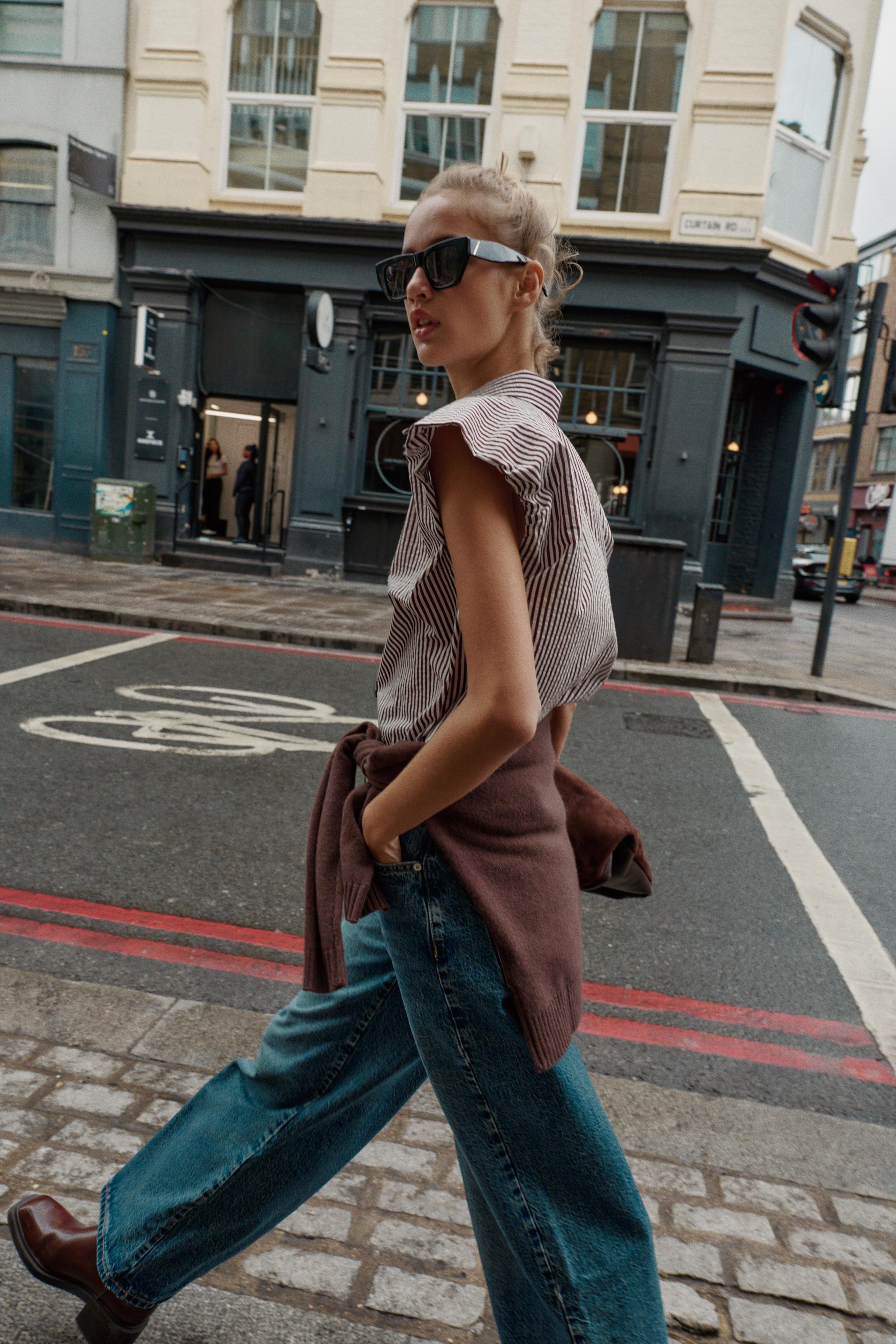 STRIPED SLEEVELESS SHIRT