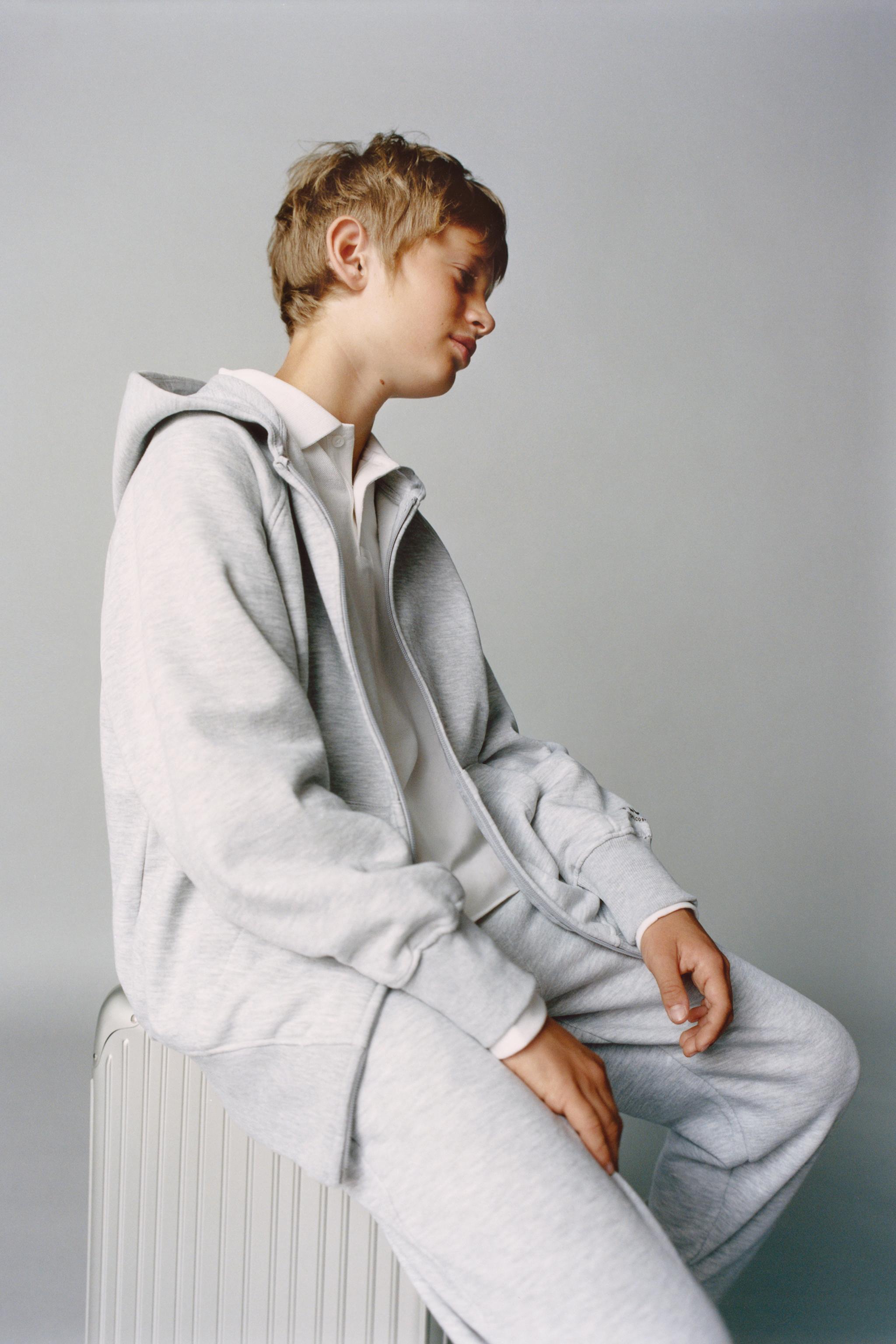 BASIC ZIP SWEATSHIRT