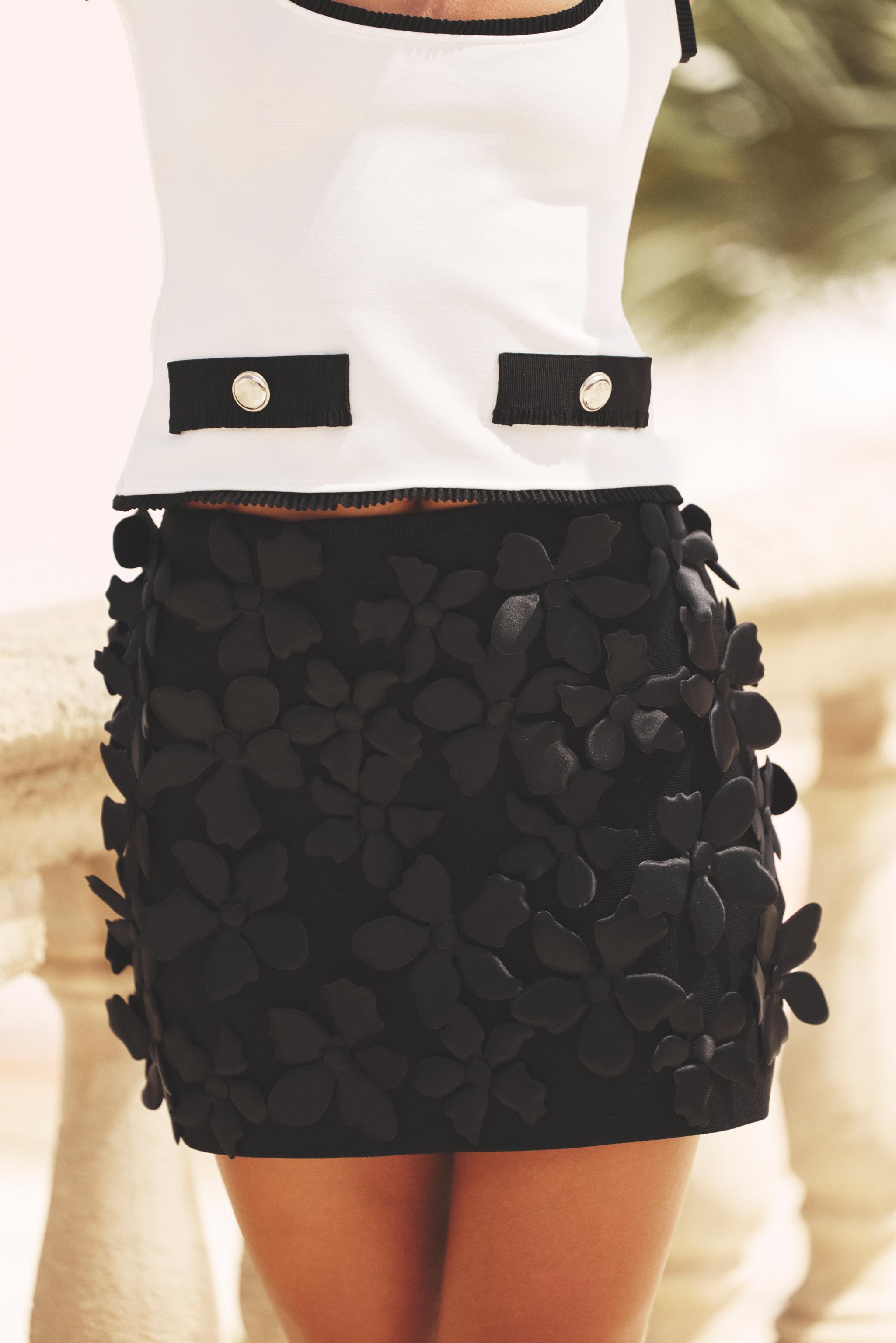 FLORAL STRUCTURE KNIT MINI SKIRT