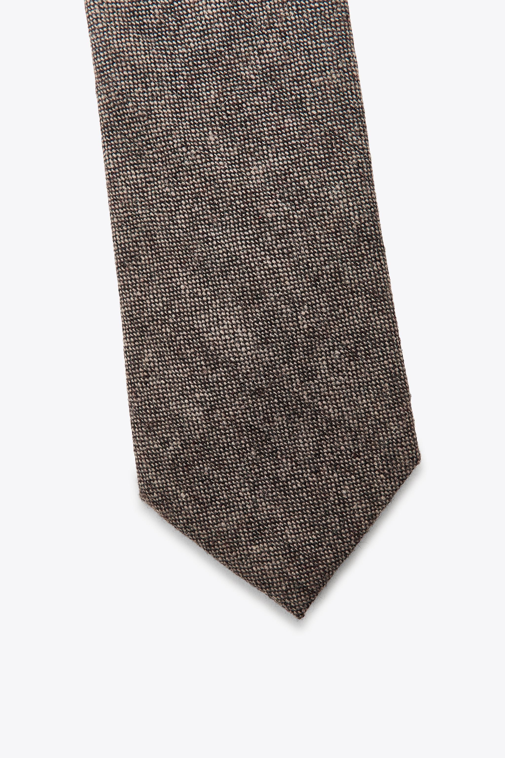 STRUCTURE TIE WITH WOOL