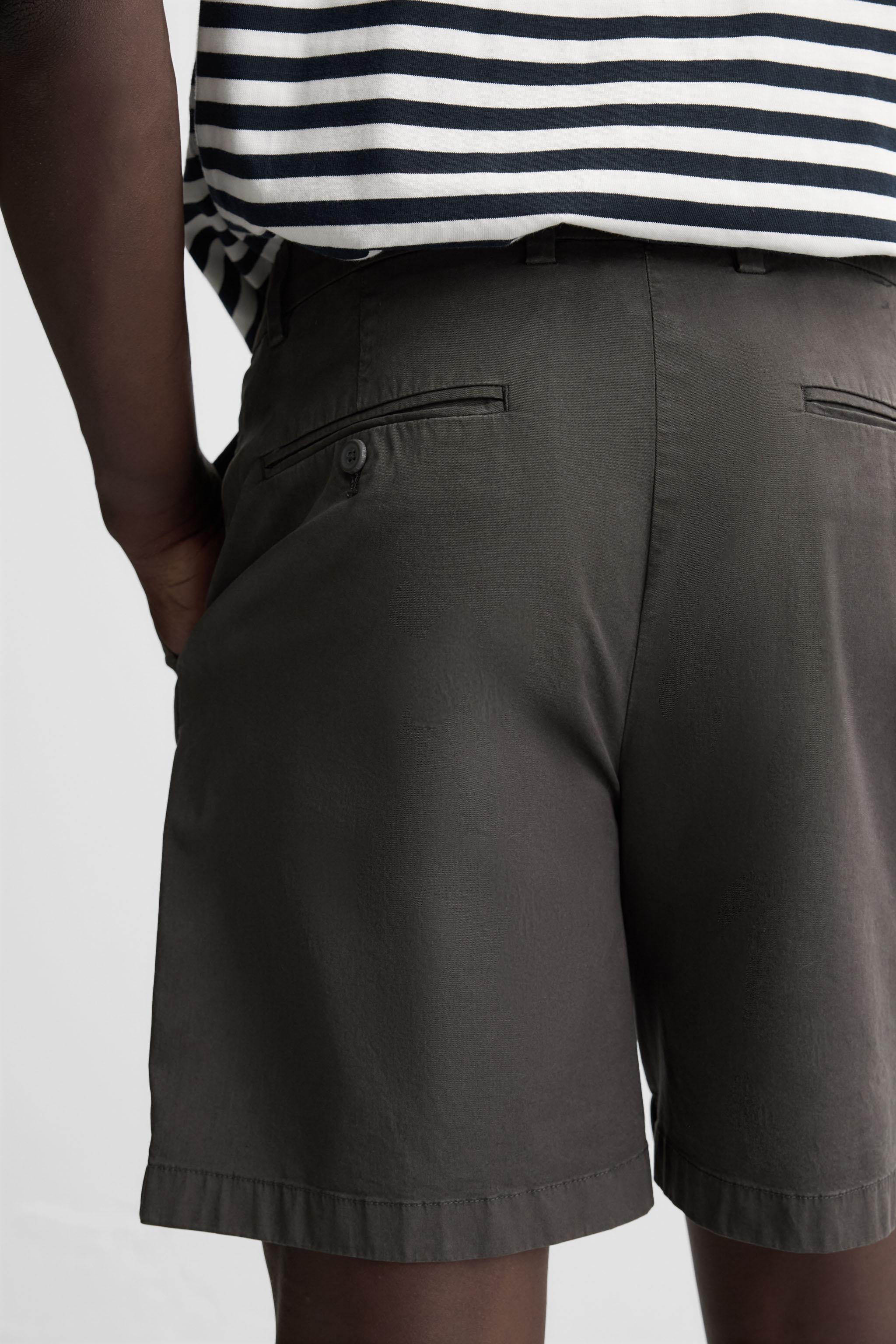 REGULAR FIT PLEATED BERMUDA SHORTS