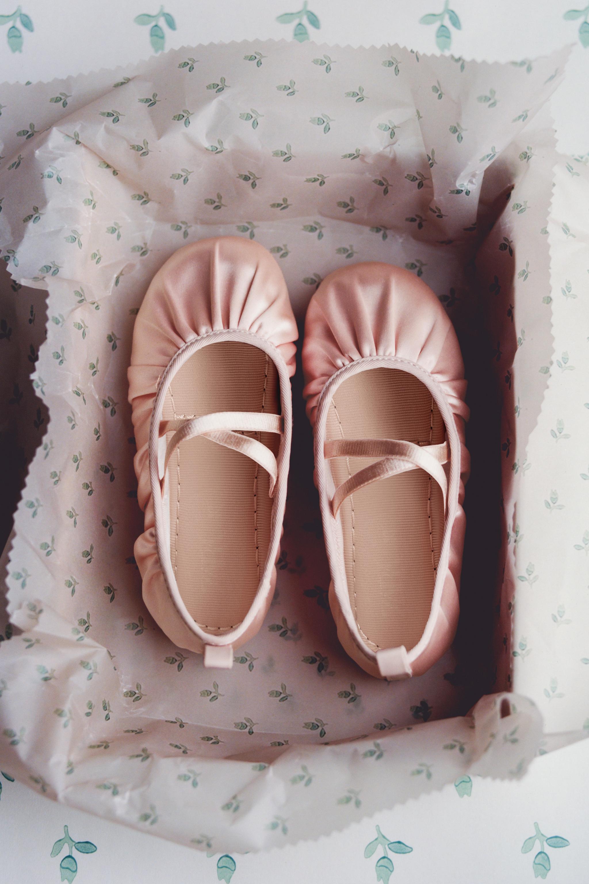 BALLET FLATS WITH DETAIL