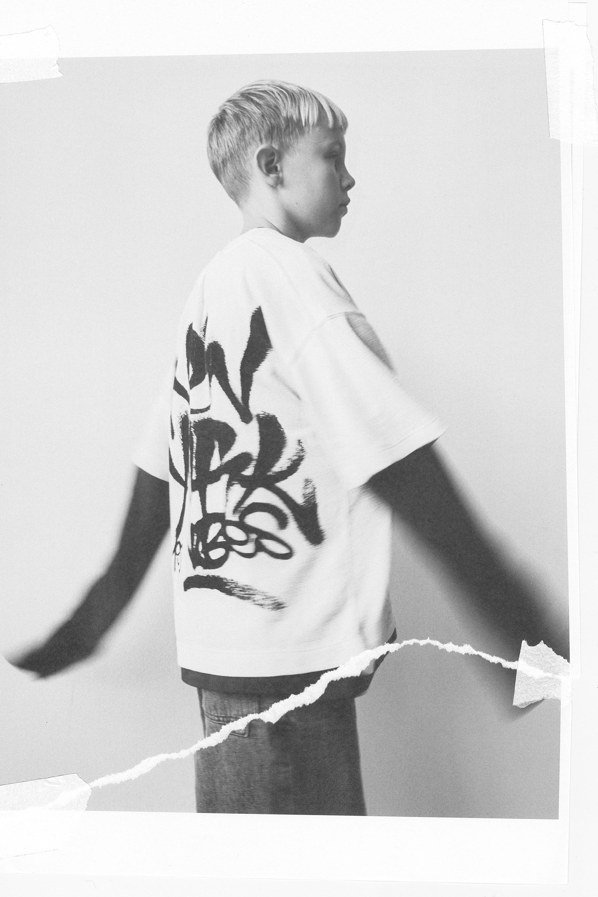 TEXTURED GRAFFITI PRINT T-SHIRT