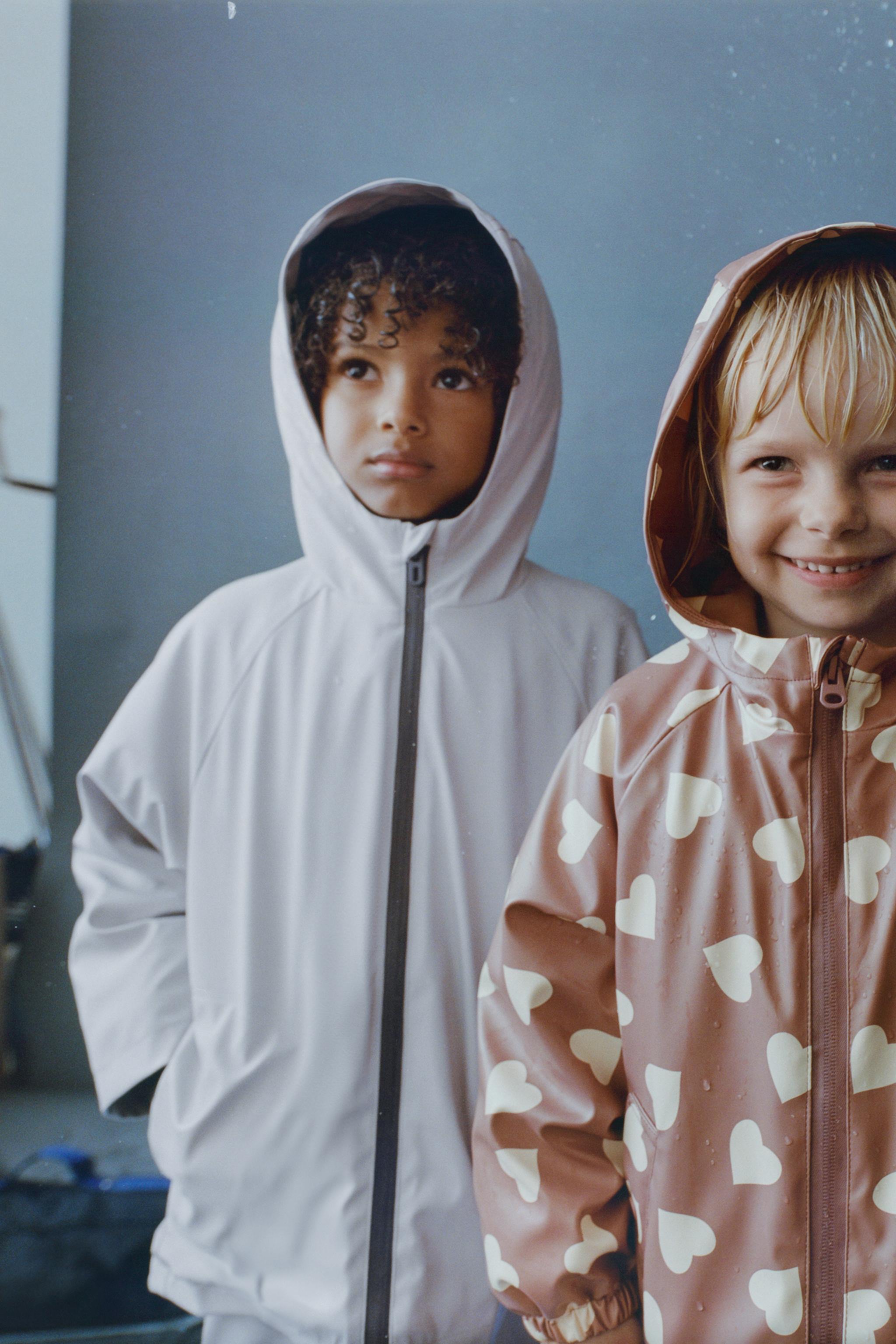 RUBBERIZED WATER RESISTANT RAINCOAT