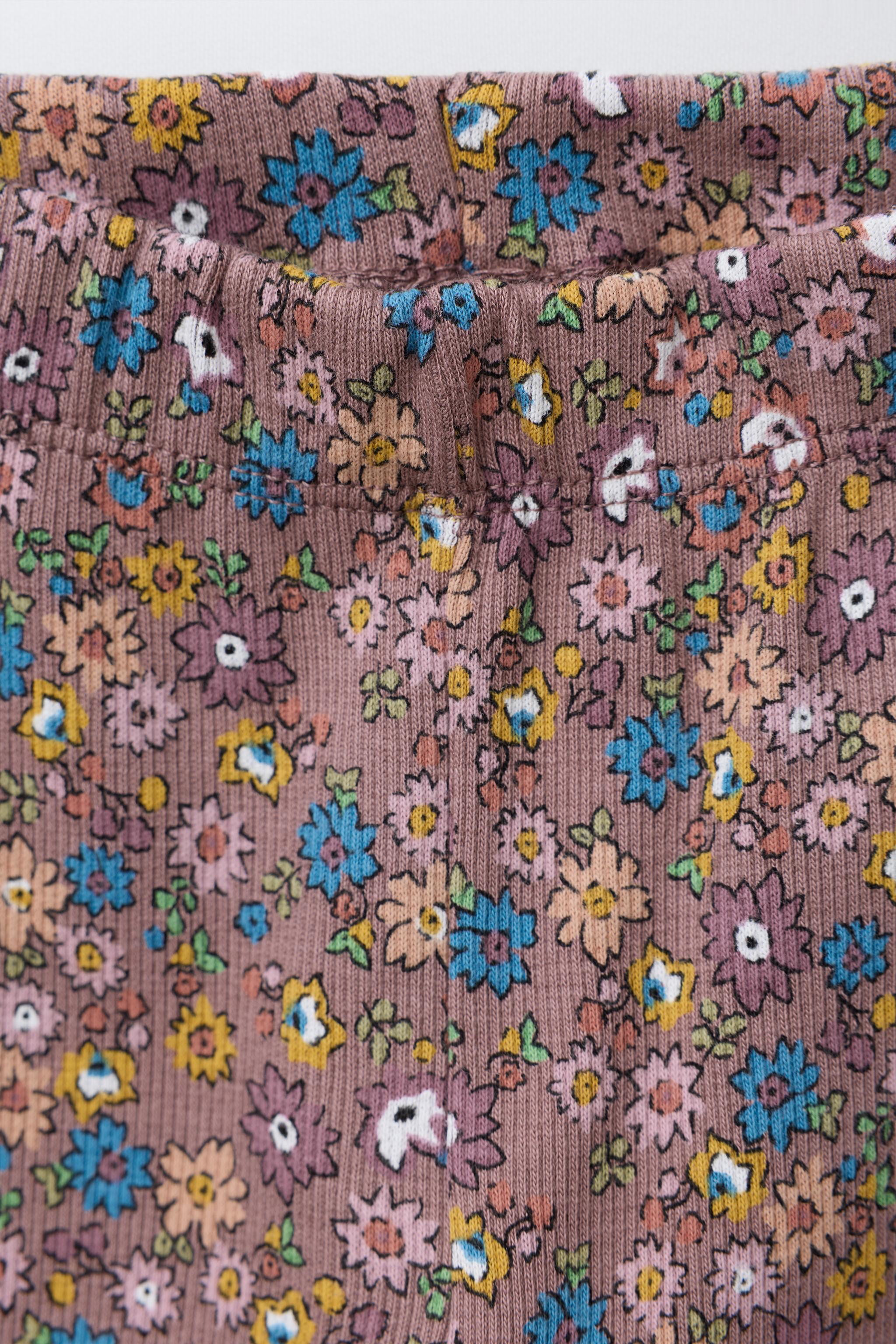 HELLO KITTY © SANRIO SWEATSHIRT AND FLORAL LEGGING SET