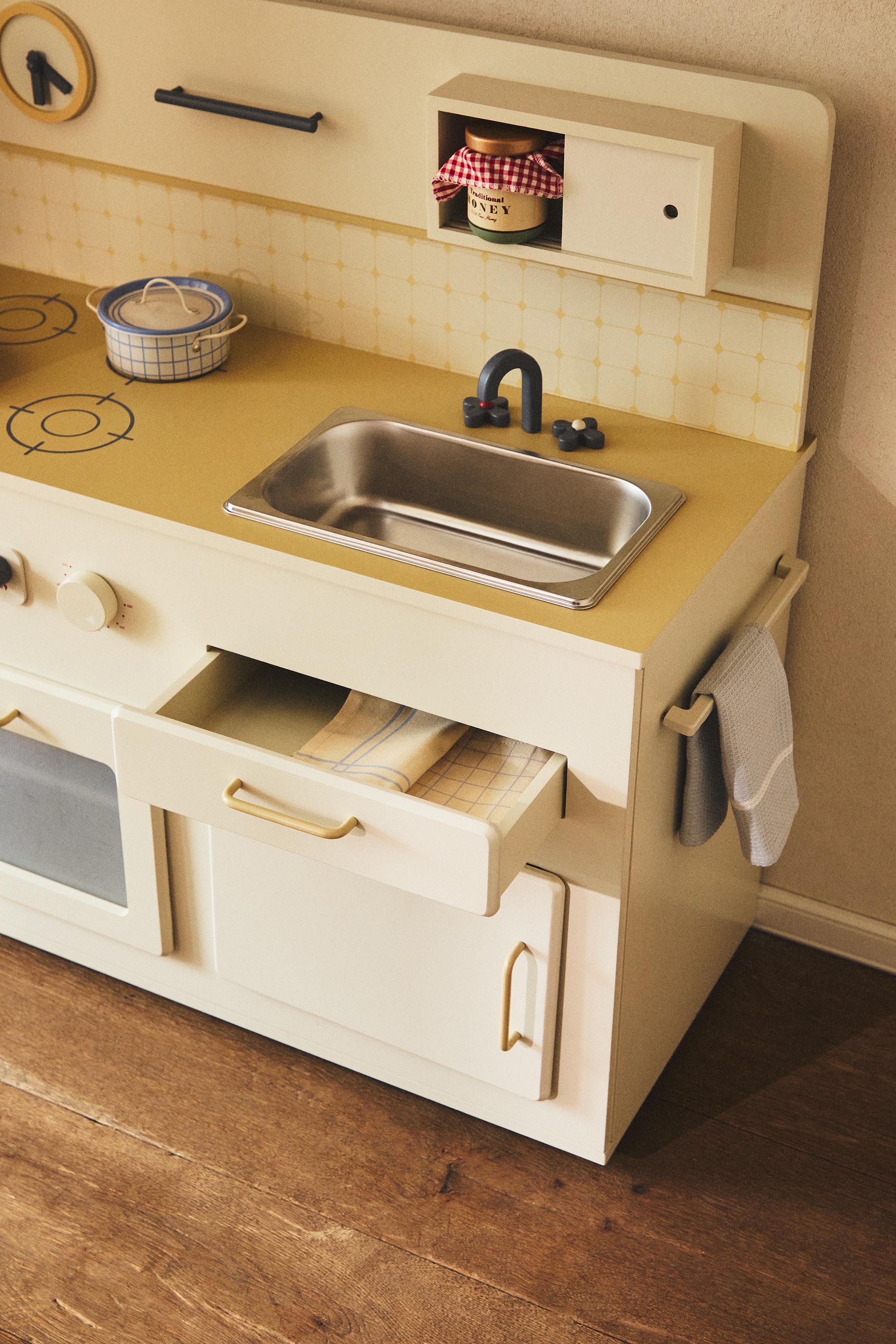 CHILDREN'S WOODEN PLAY KITCHEN