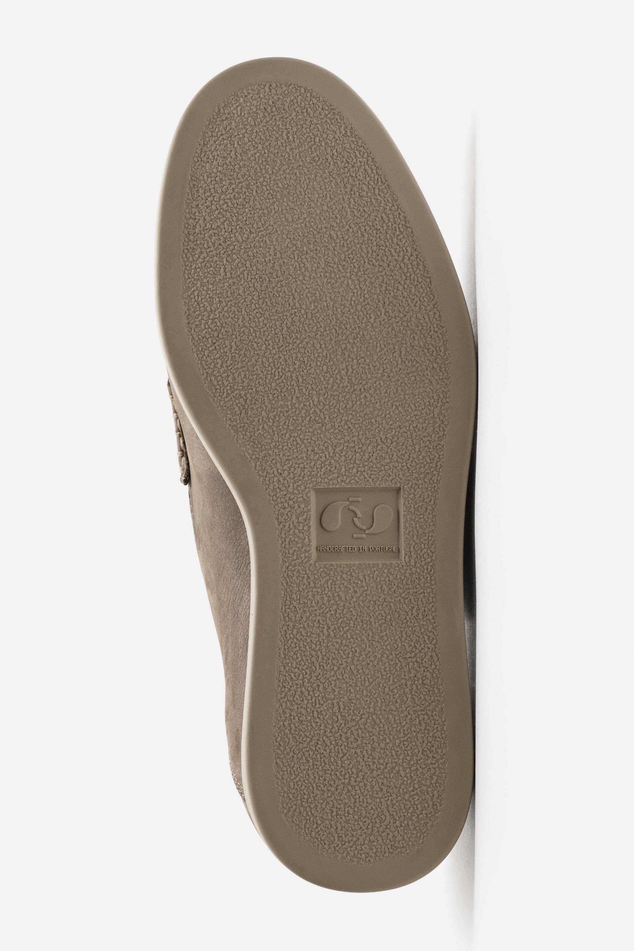 CASUAL LEATHER LOAFERS