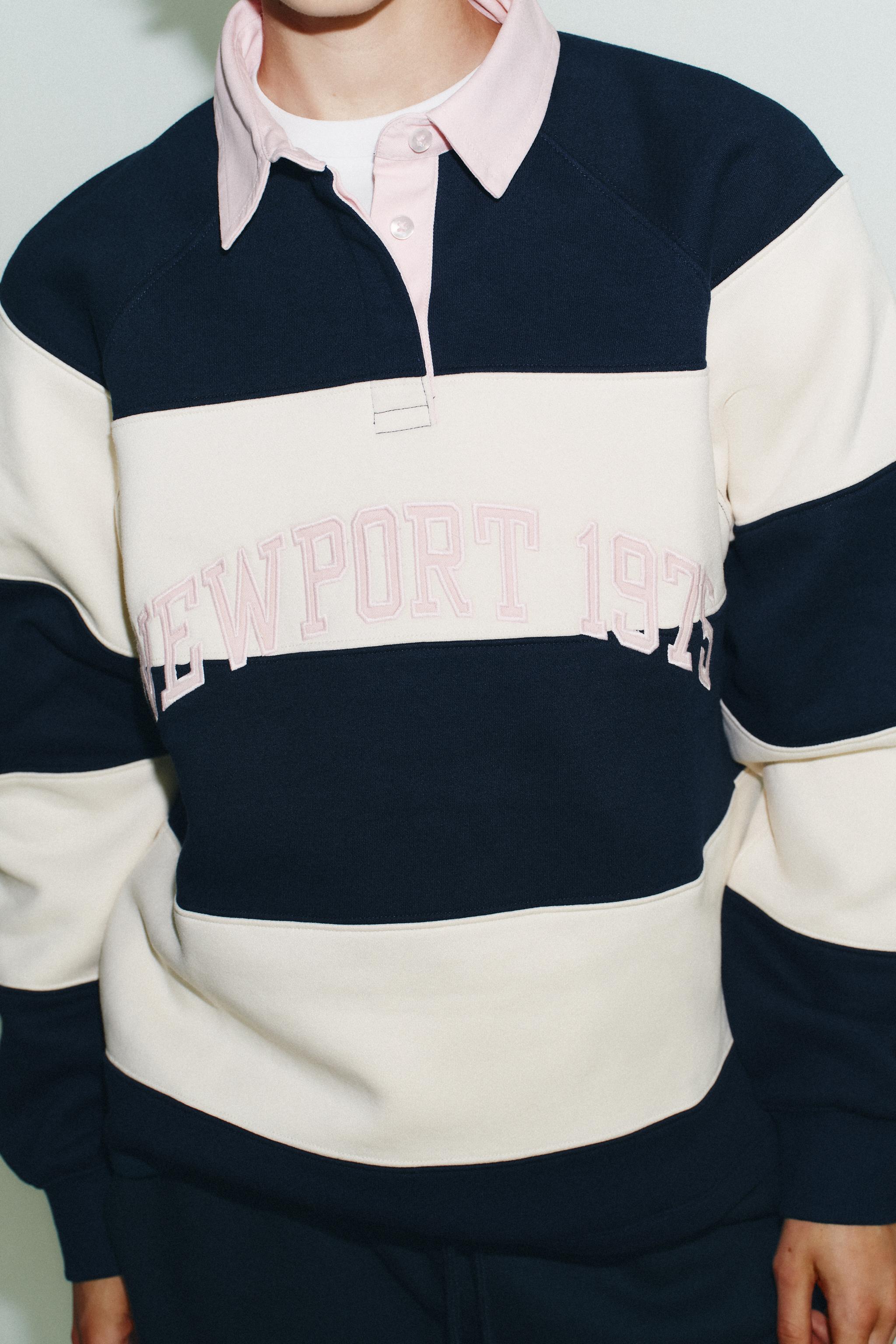 STRIPED TEXT POLO SWEATSHIRT