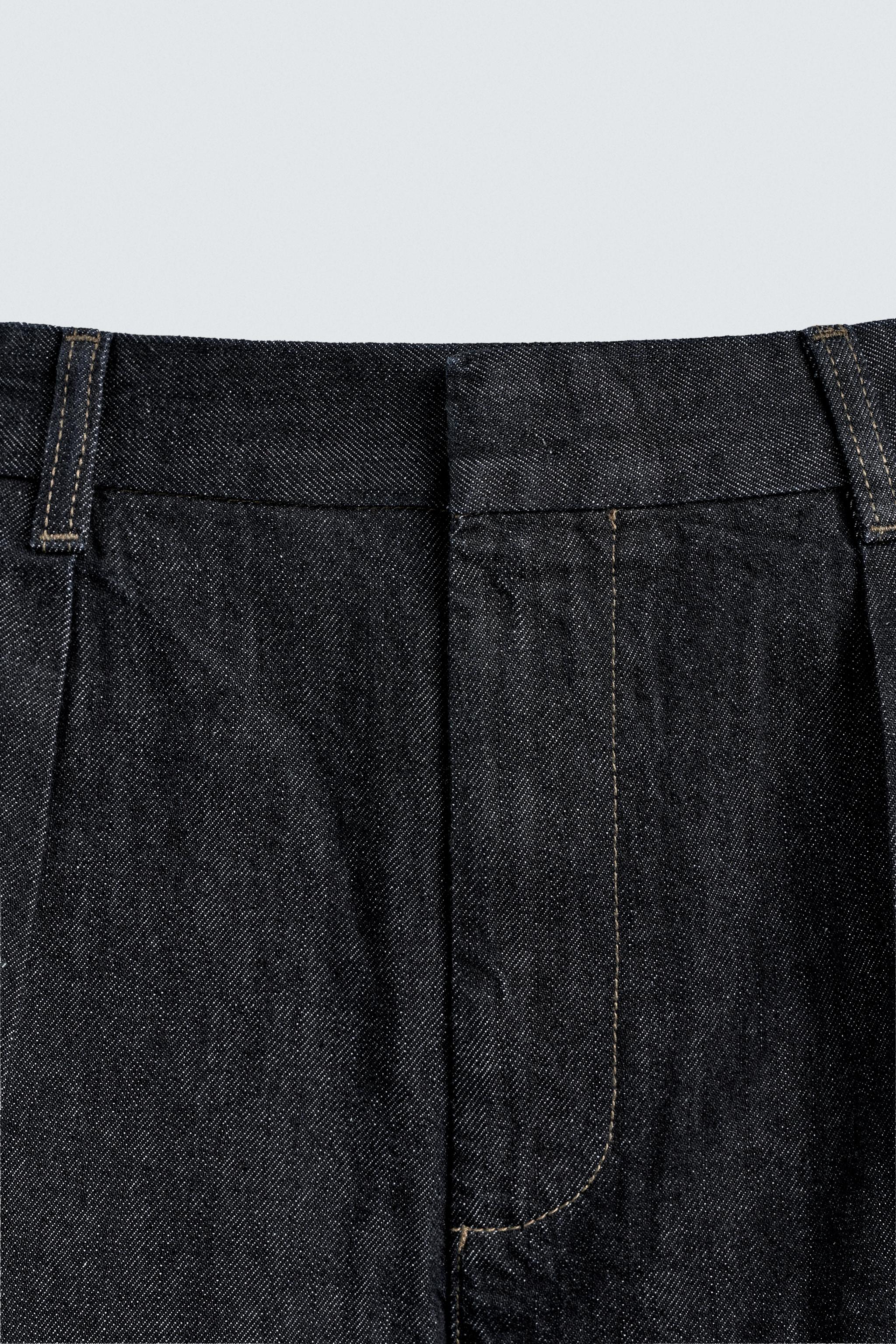 PLEATED WIDE FIT JEANS