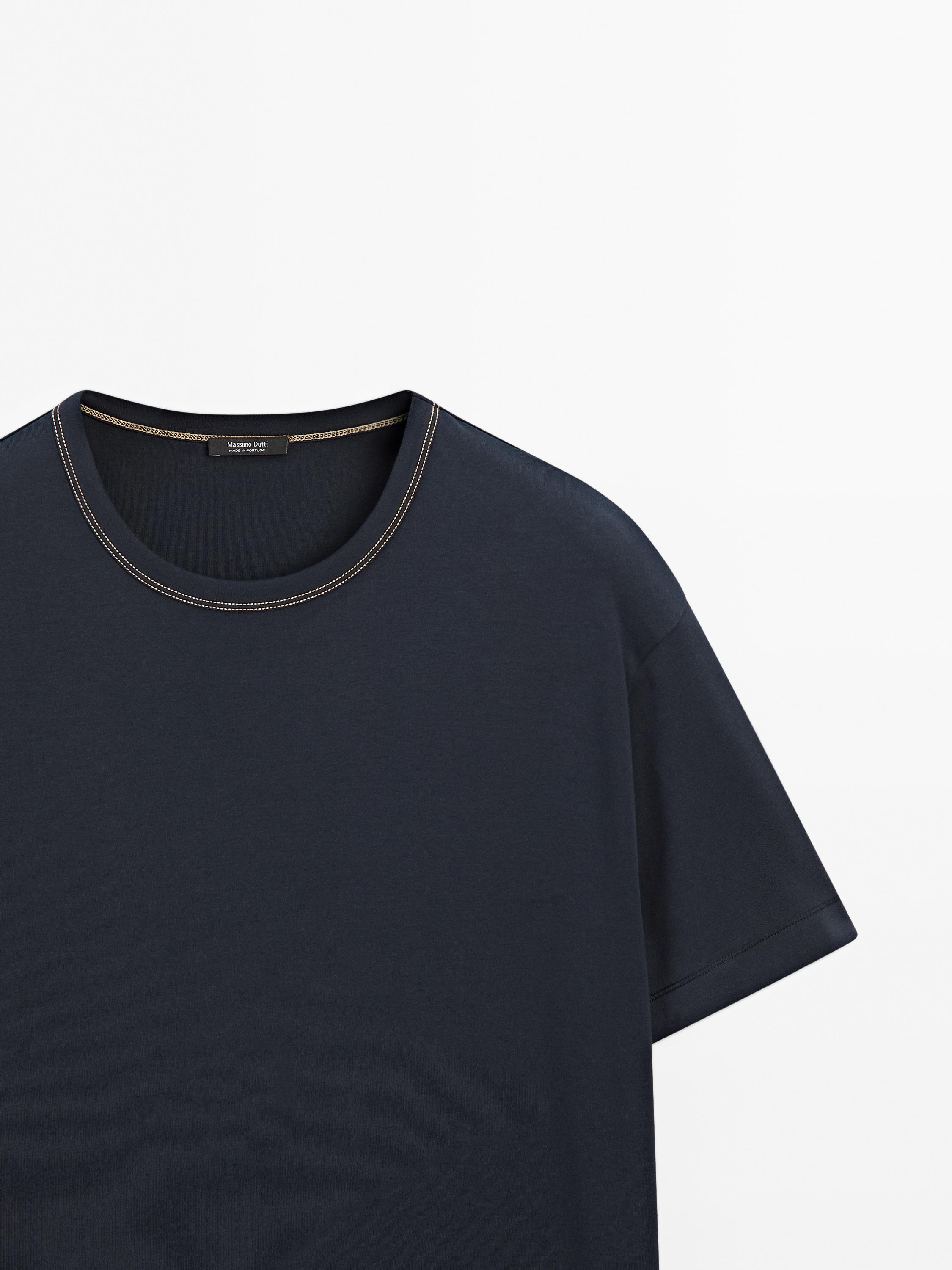 Short-sleeve T-shirt with contrast topstitching