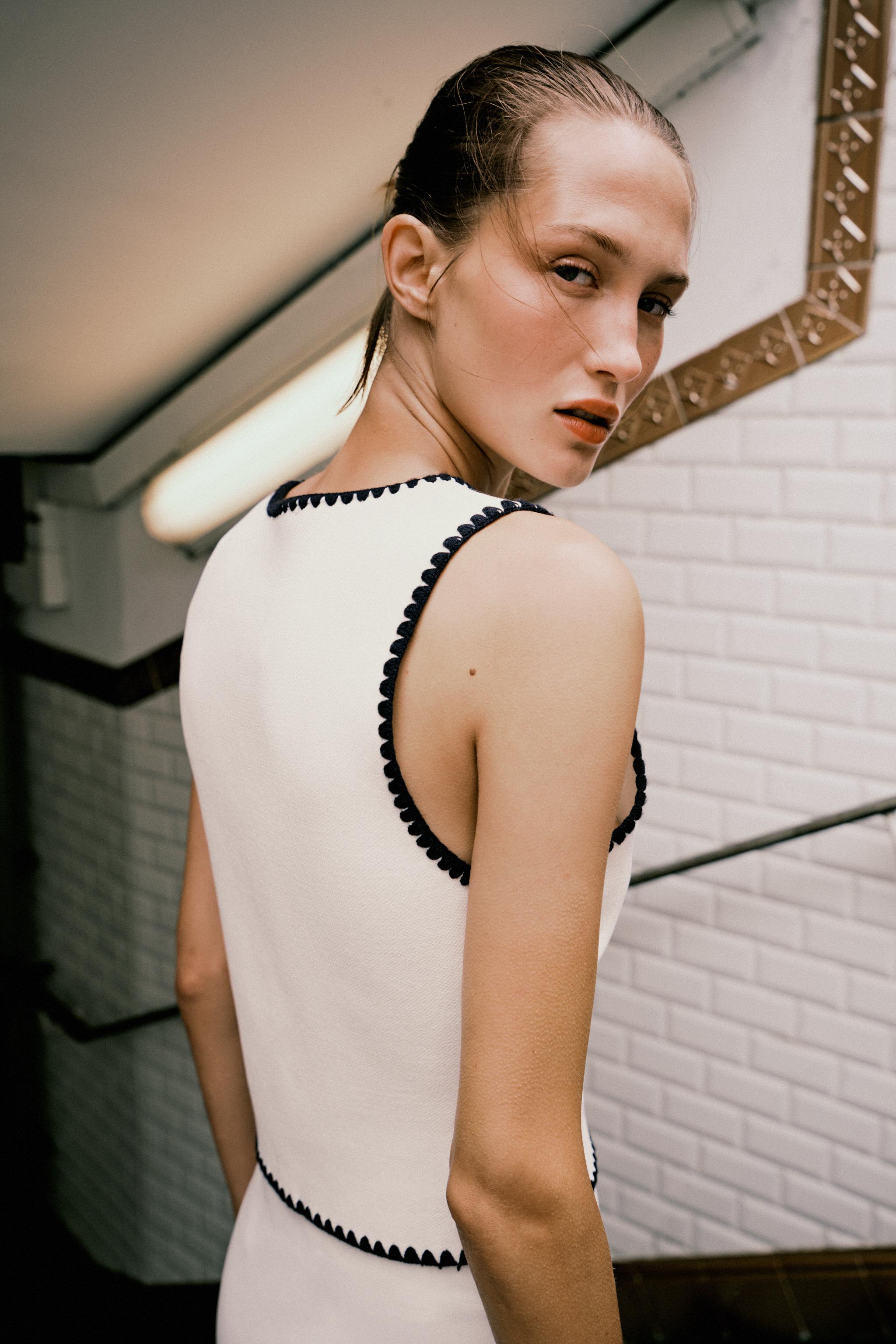 CONTRAST EMBROIDERY KNIT VEST