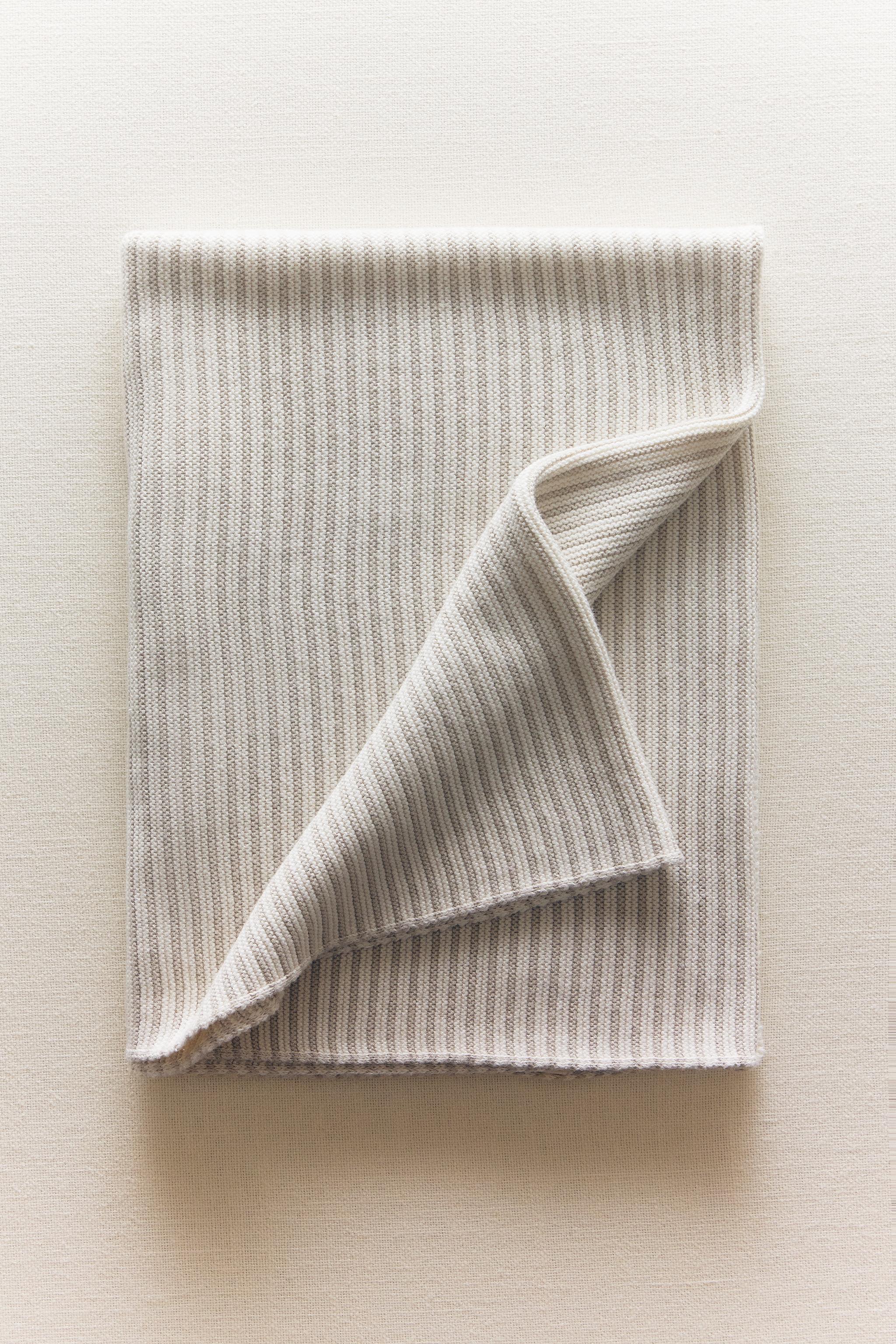 CHILDREN'S STRIPED BLANKET