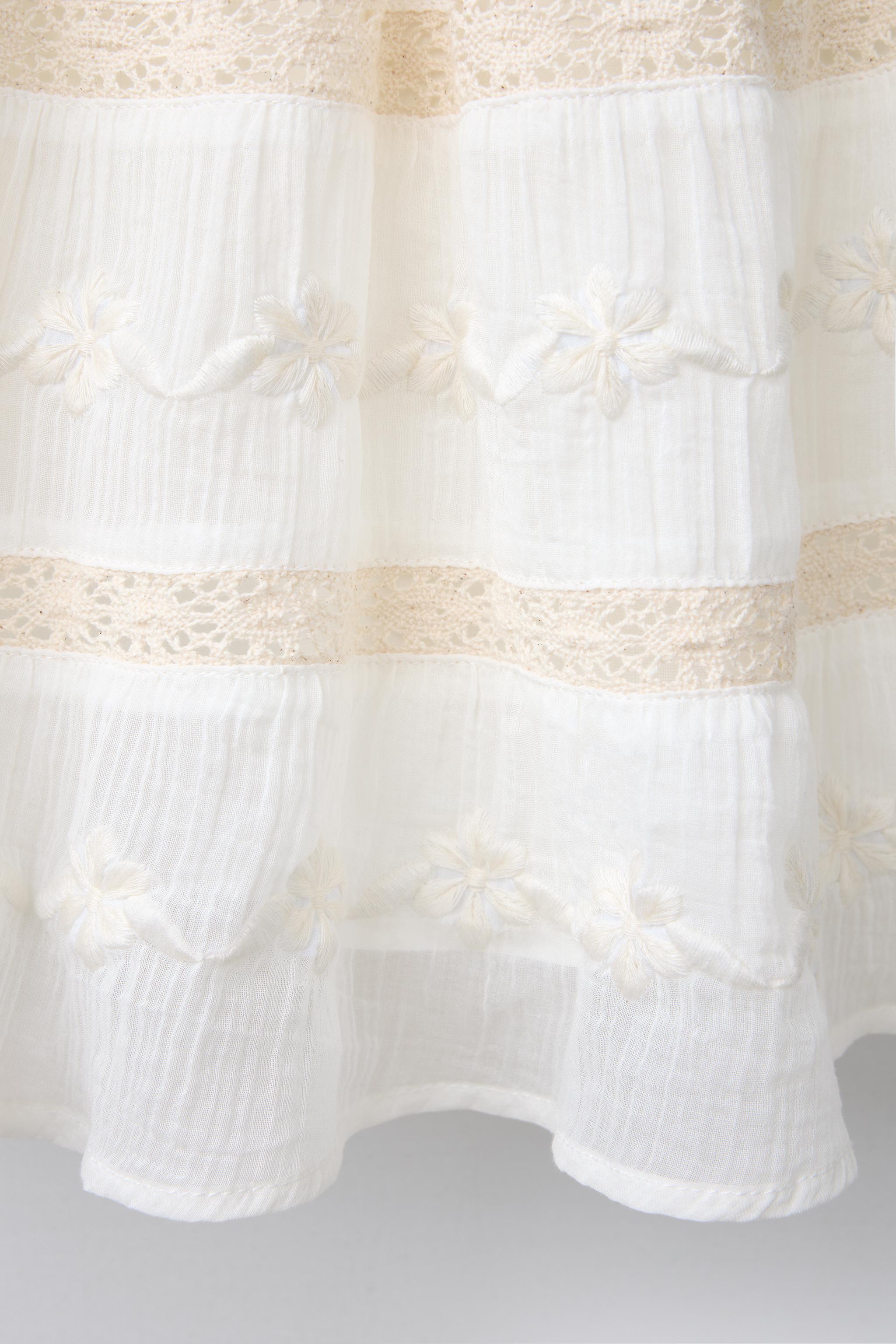 FLORAL EMBROIDERED SKIRT