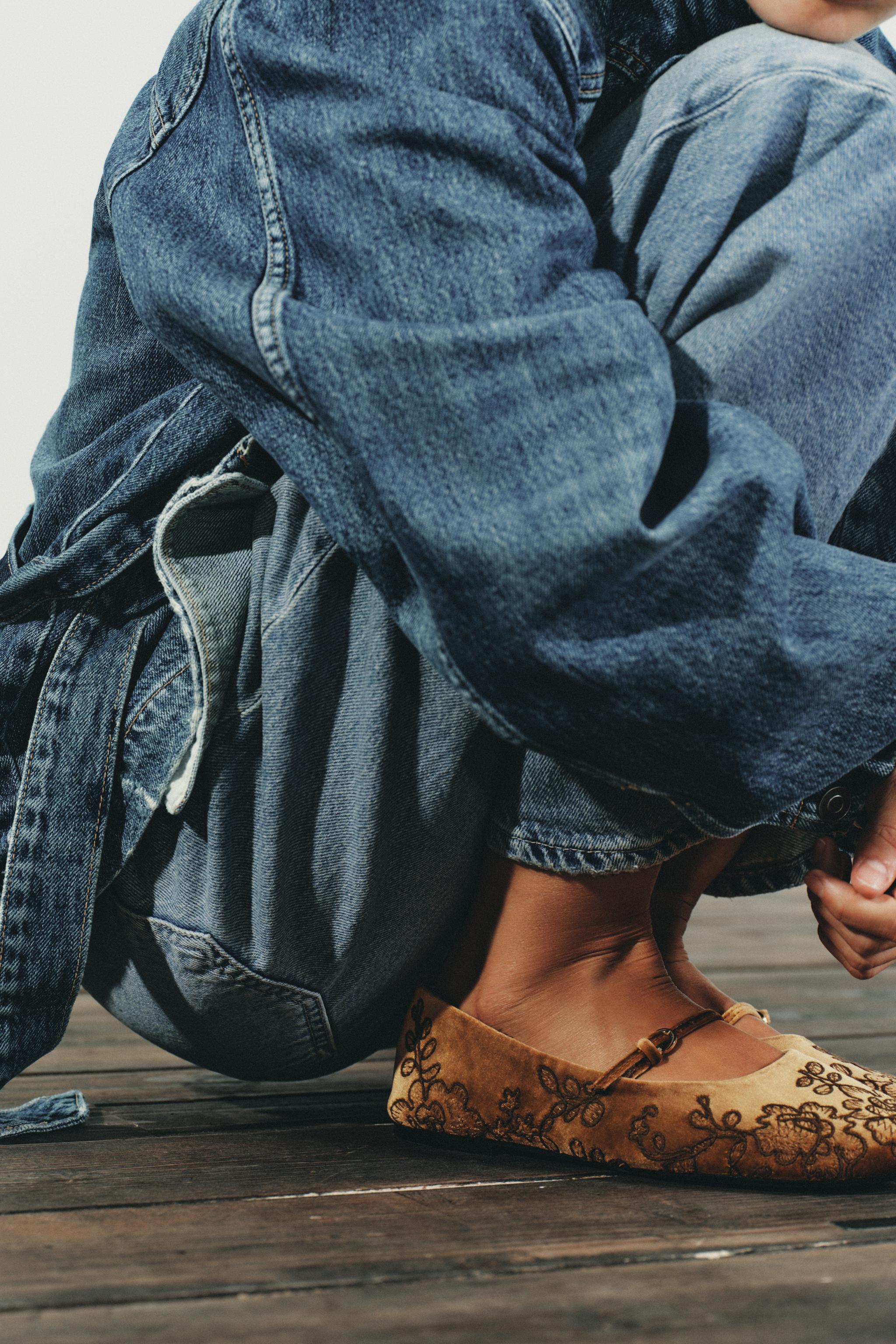VELVET-EFFECT EMBROIDERED BALLET FLATS