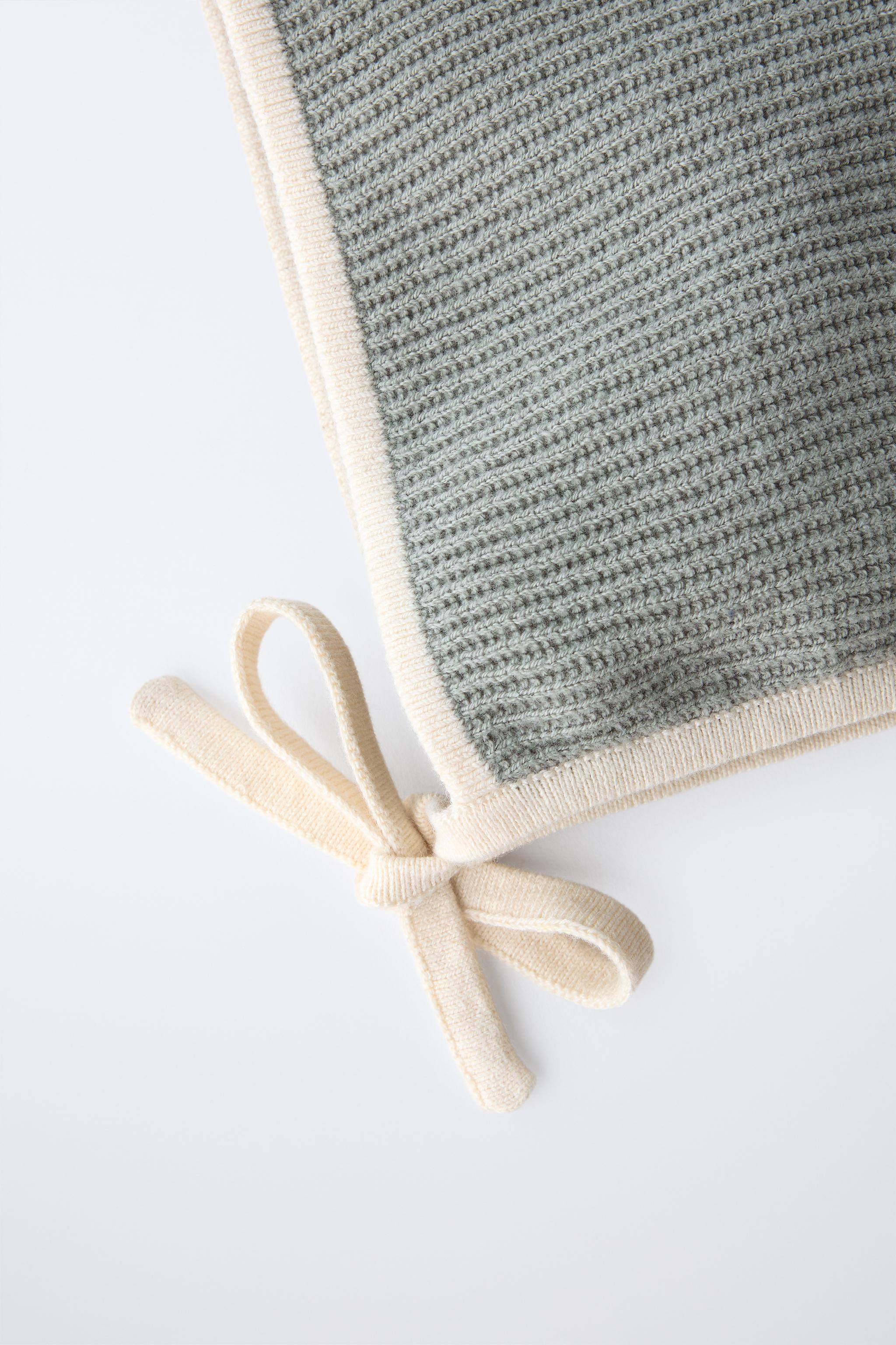 POINTED HAT WITH CONTRASTING TRIM