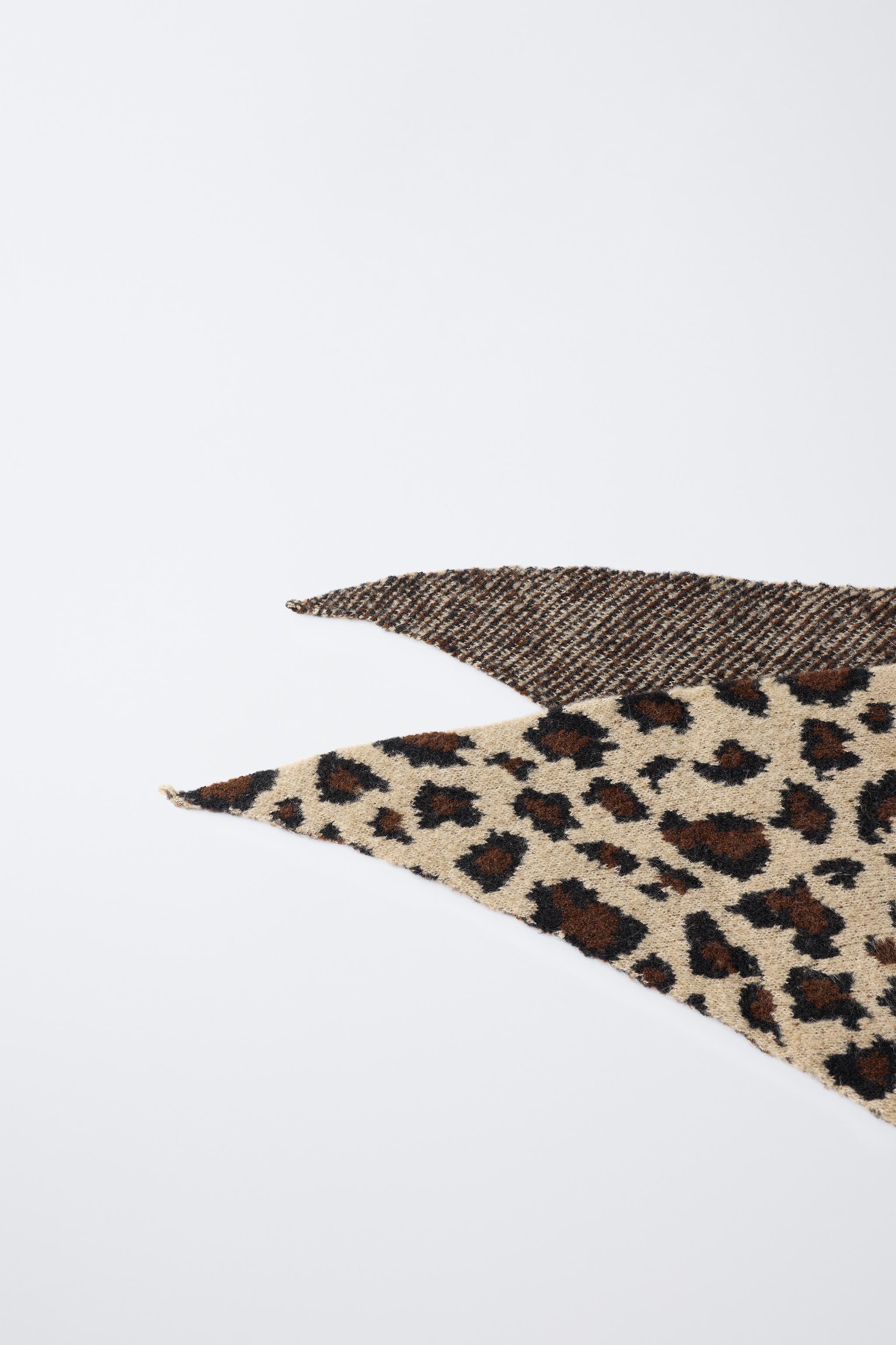 TRIANGULAR KNIT ANIMAL PRINT SCARF