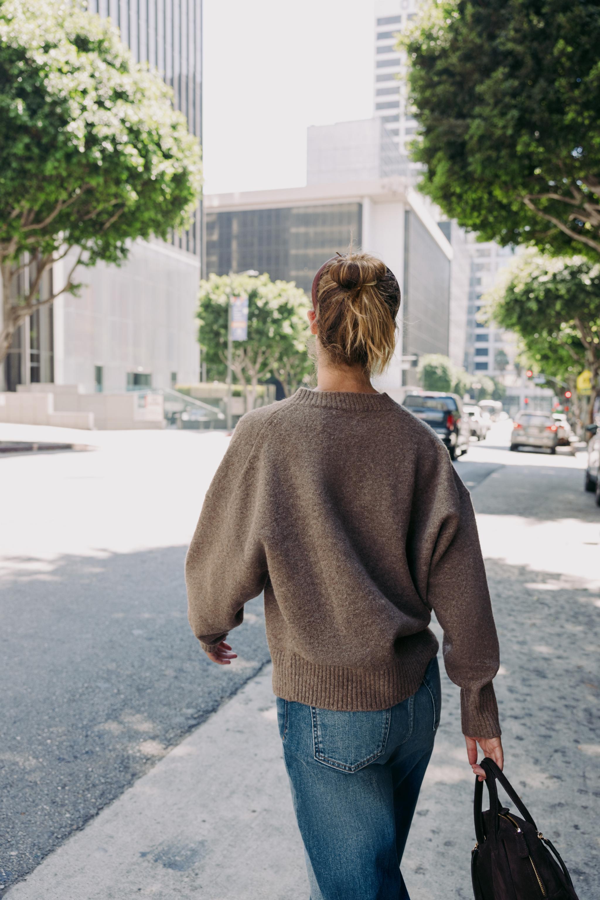 SOFT V-NECK KNIT SWEATER