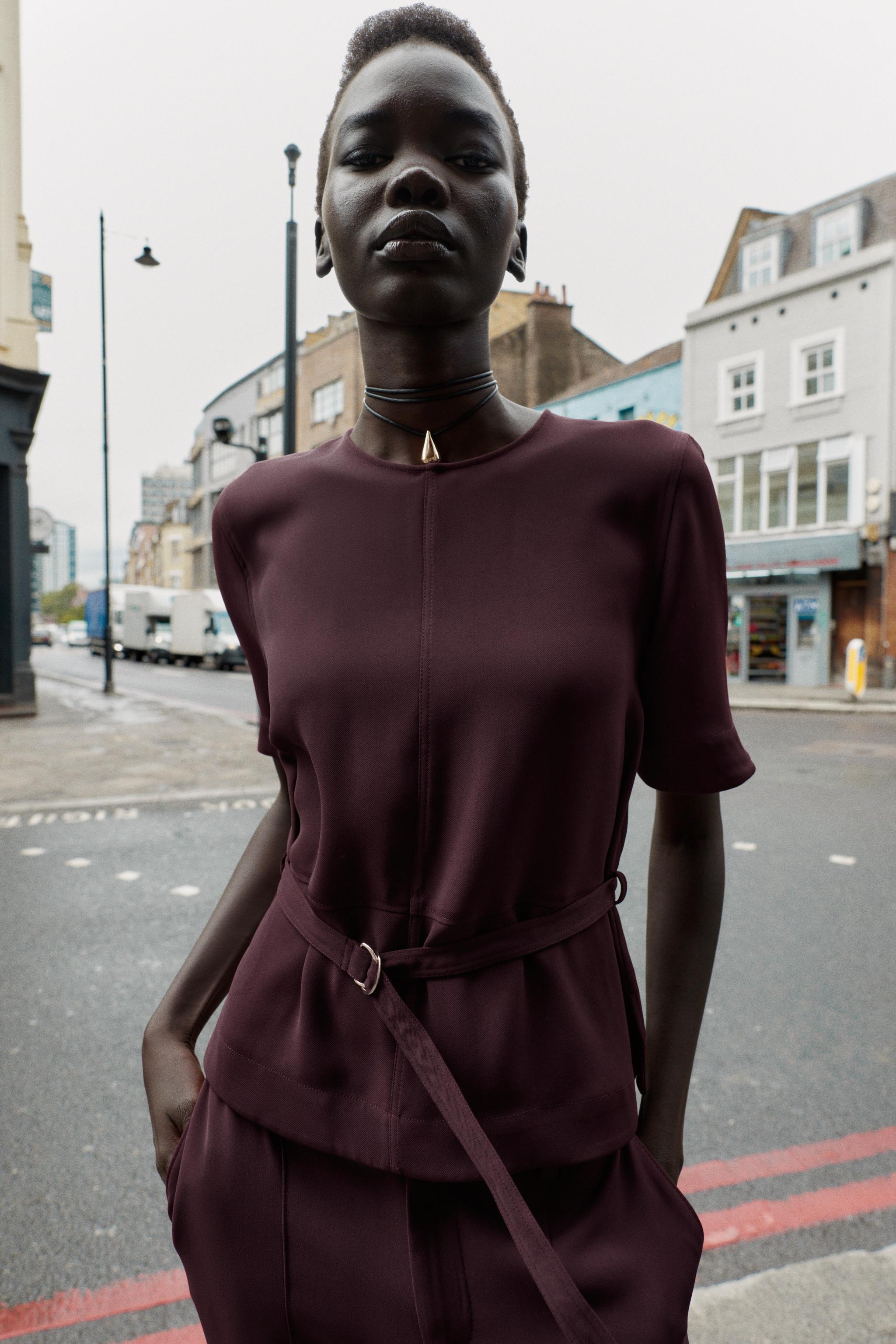 SHORT SLEEVE BELTED TOP