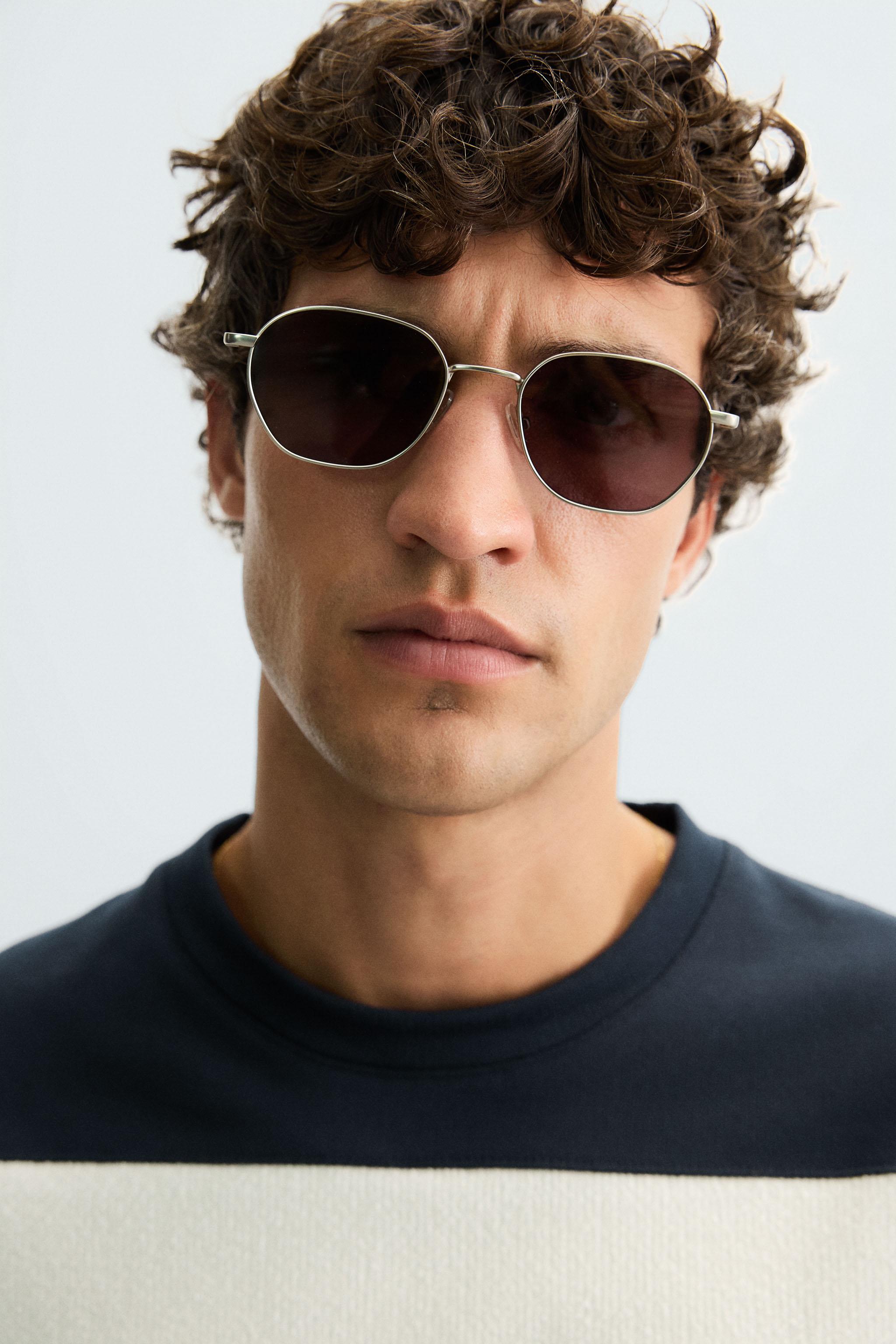 CONTRAST STRIPE SWEATSHIRT