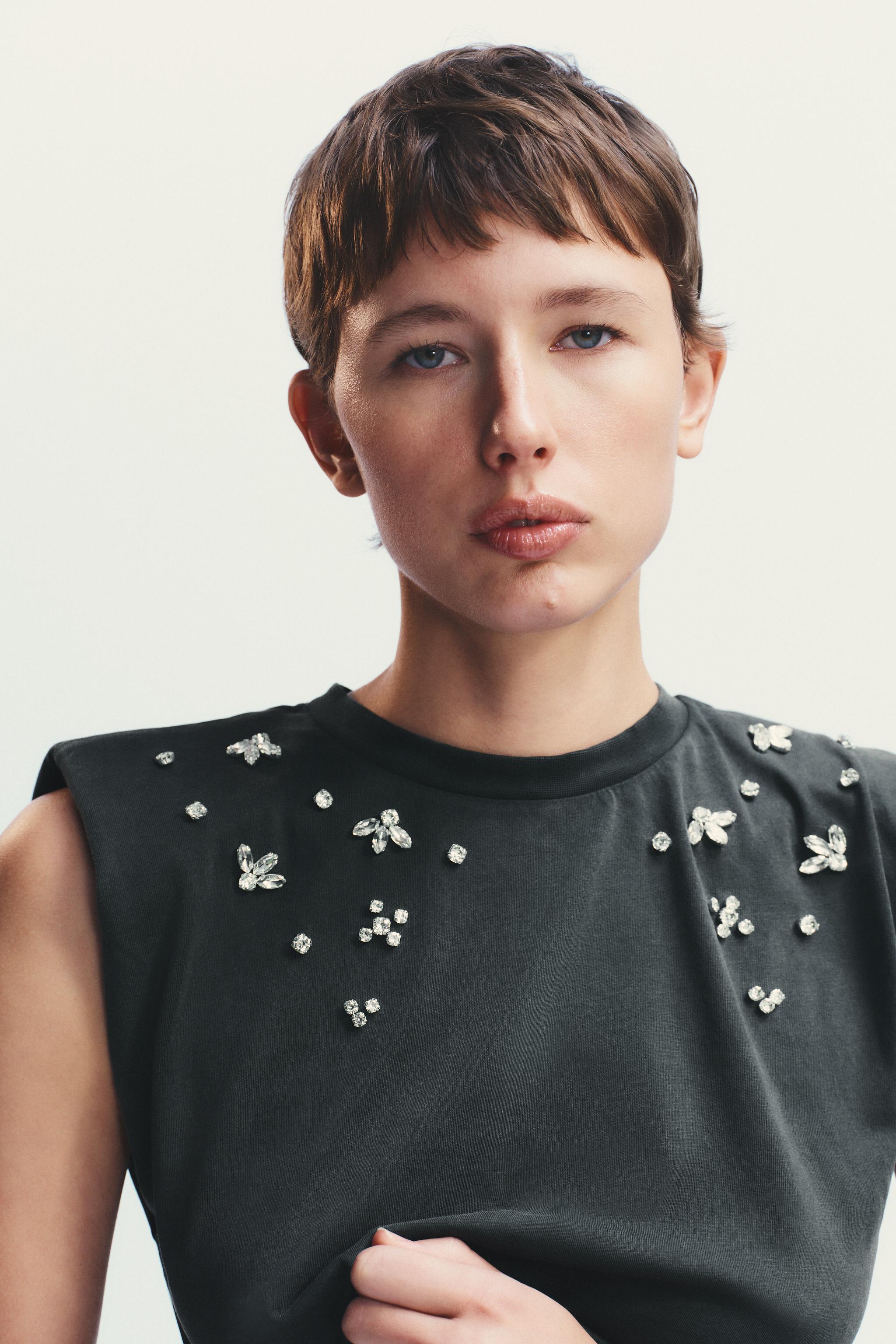 WASHED EFFECT JEWEL SHOULDER PAD T-SHIRT