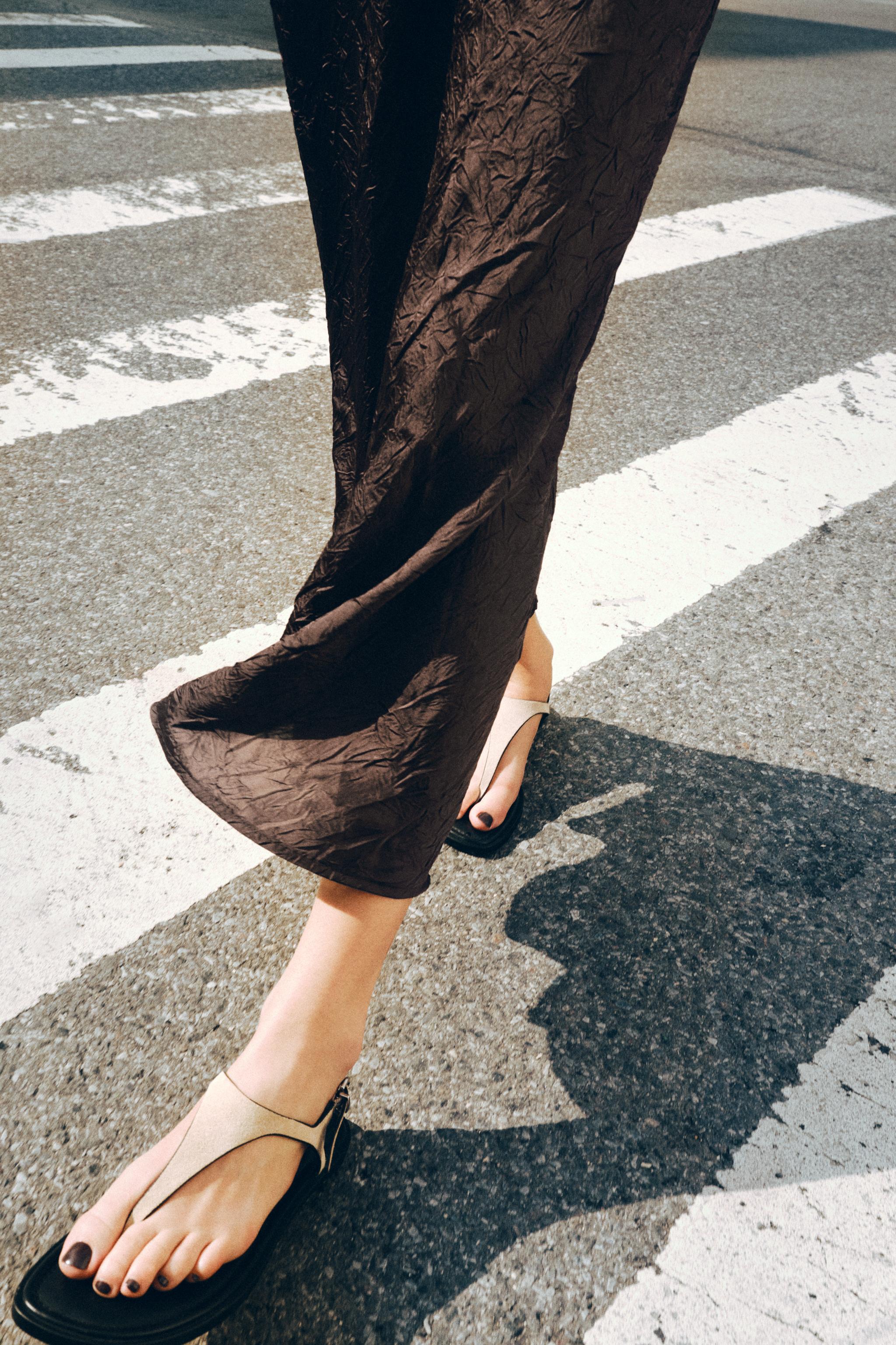 LEATHER BUCKLE STRAP SANDALS