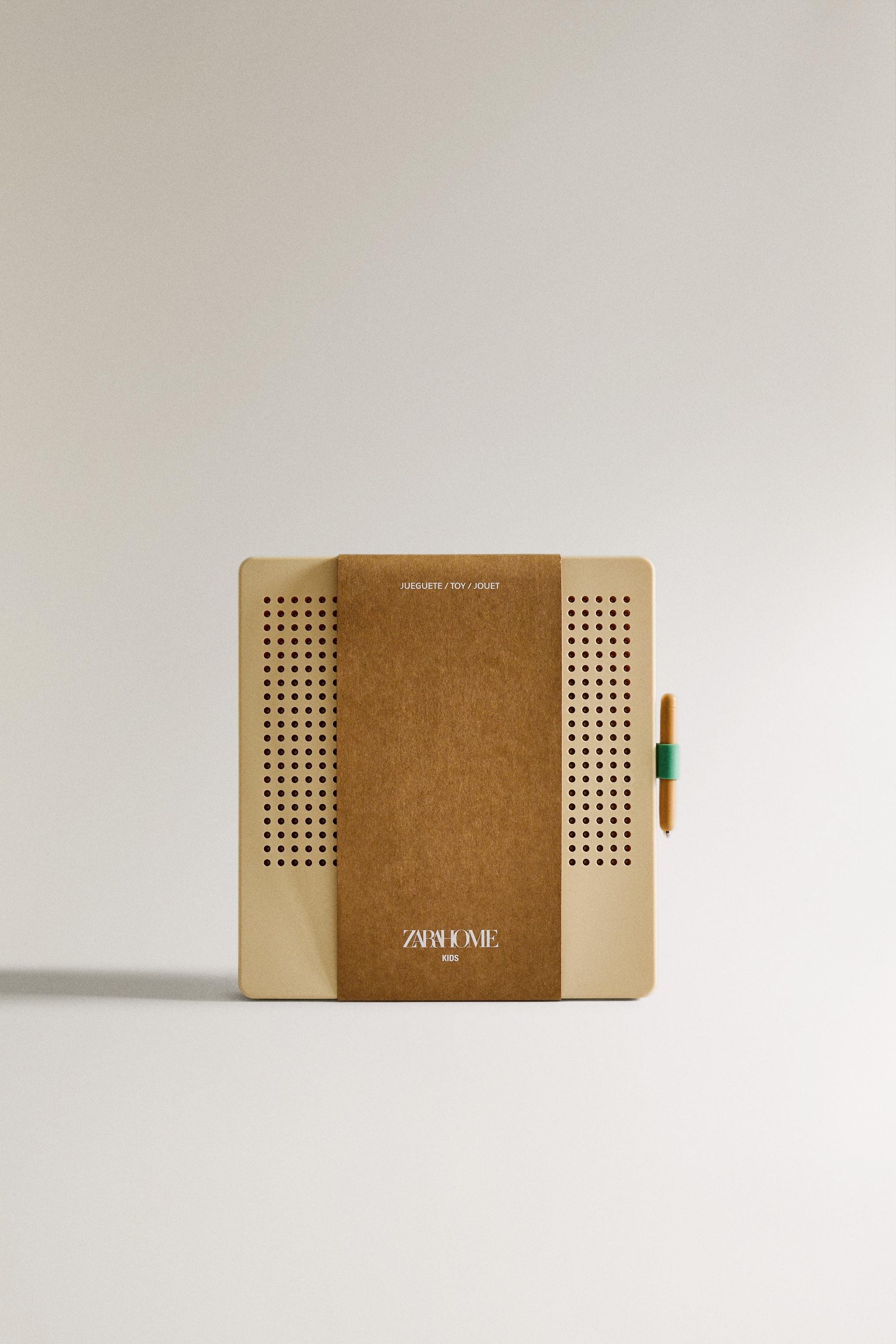 CHILDREN'S TOY MAGNETIC BOARD