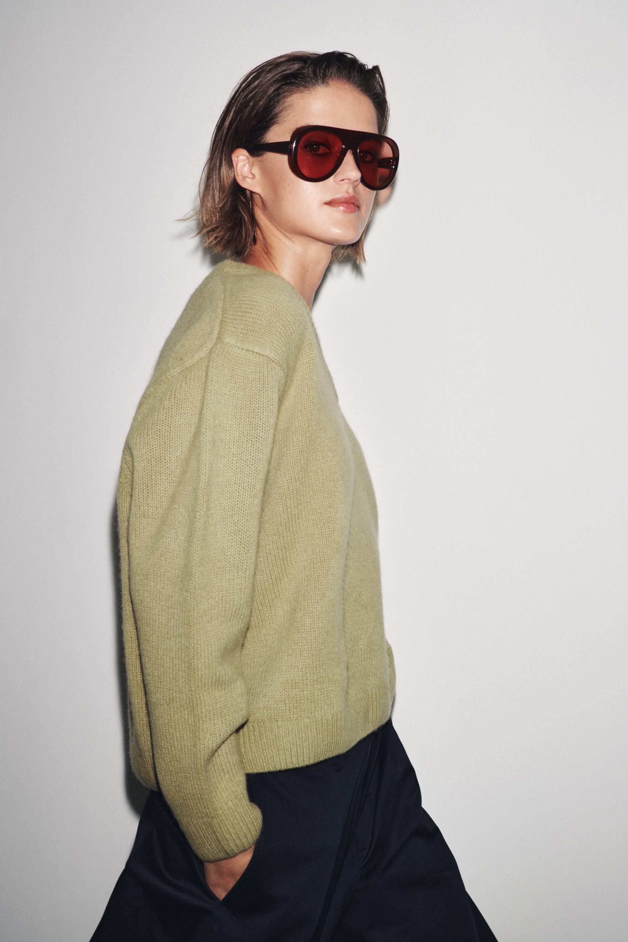 100% WOOL BASIC KNIT V-NECK SWEATER